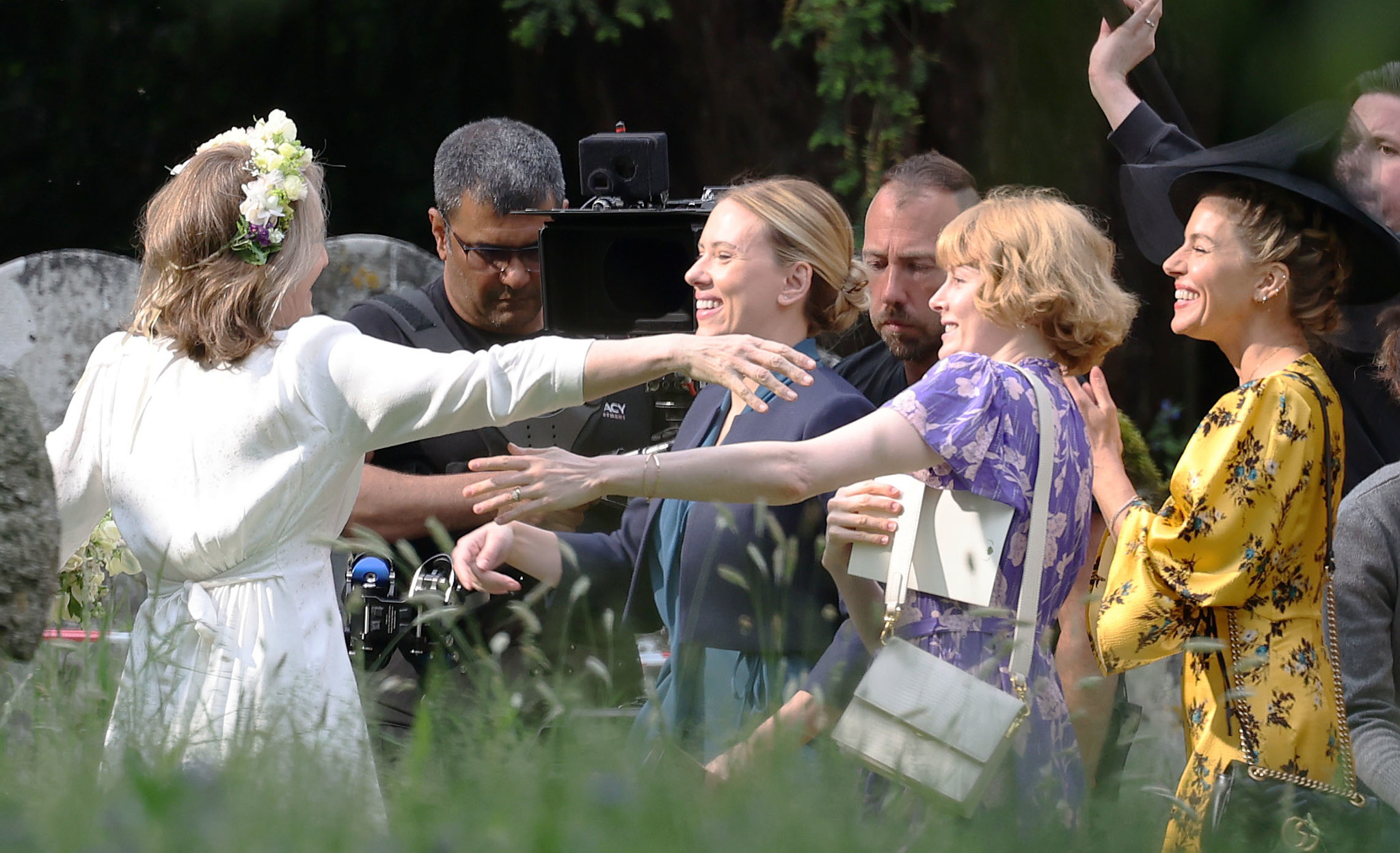 Sienna Miller, a la derecha, en pleno rodaje de la película La boda de mi madre.