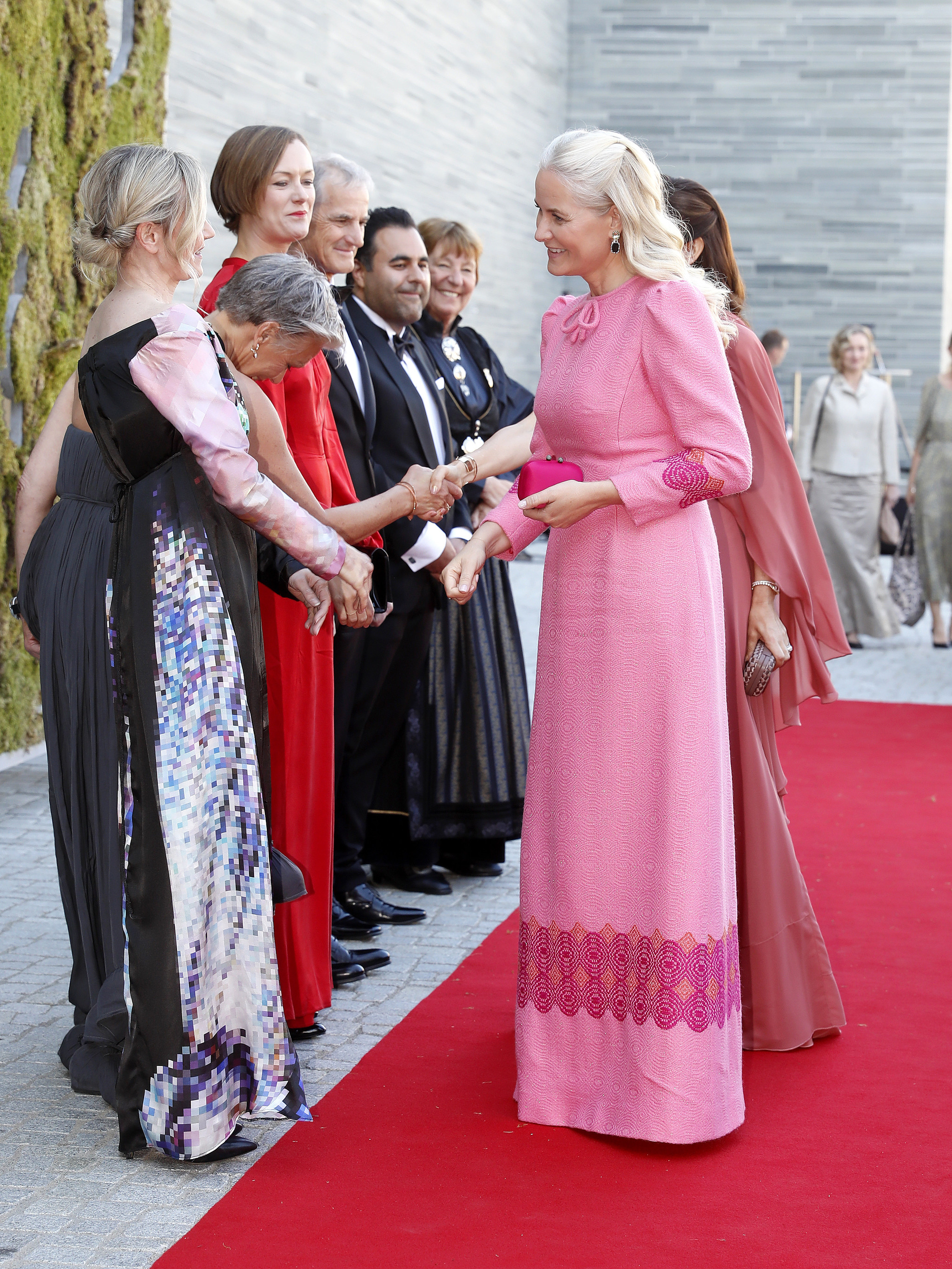 Matte-Marit con vestido rosa saludando a la entrada del nuevo museo nacional de Oslo.