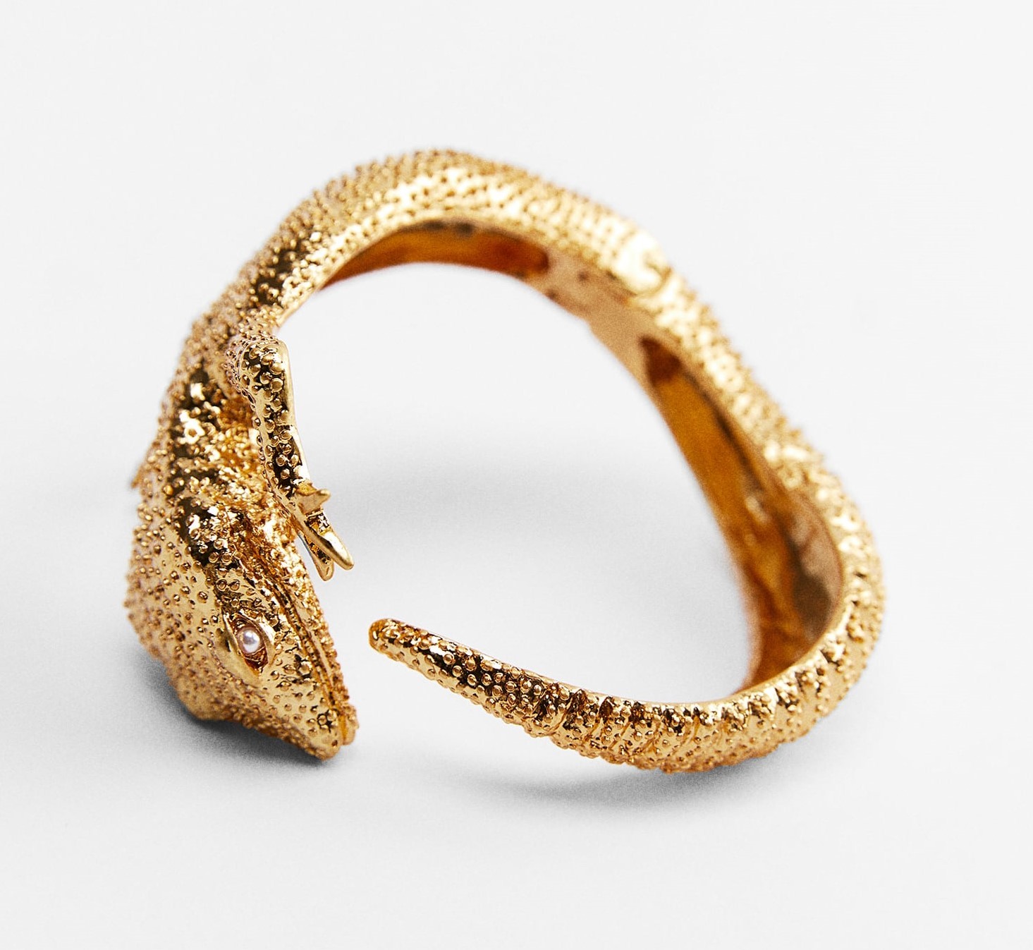 Brazalete dorado en forma de reptil, de Zara.