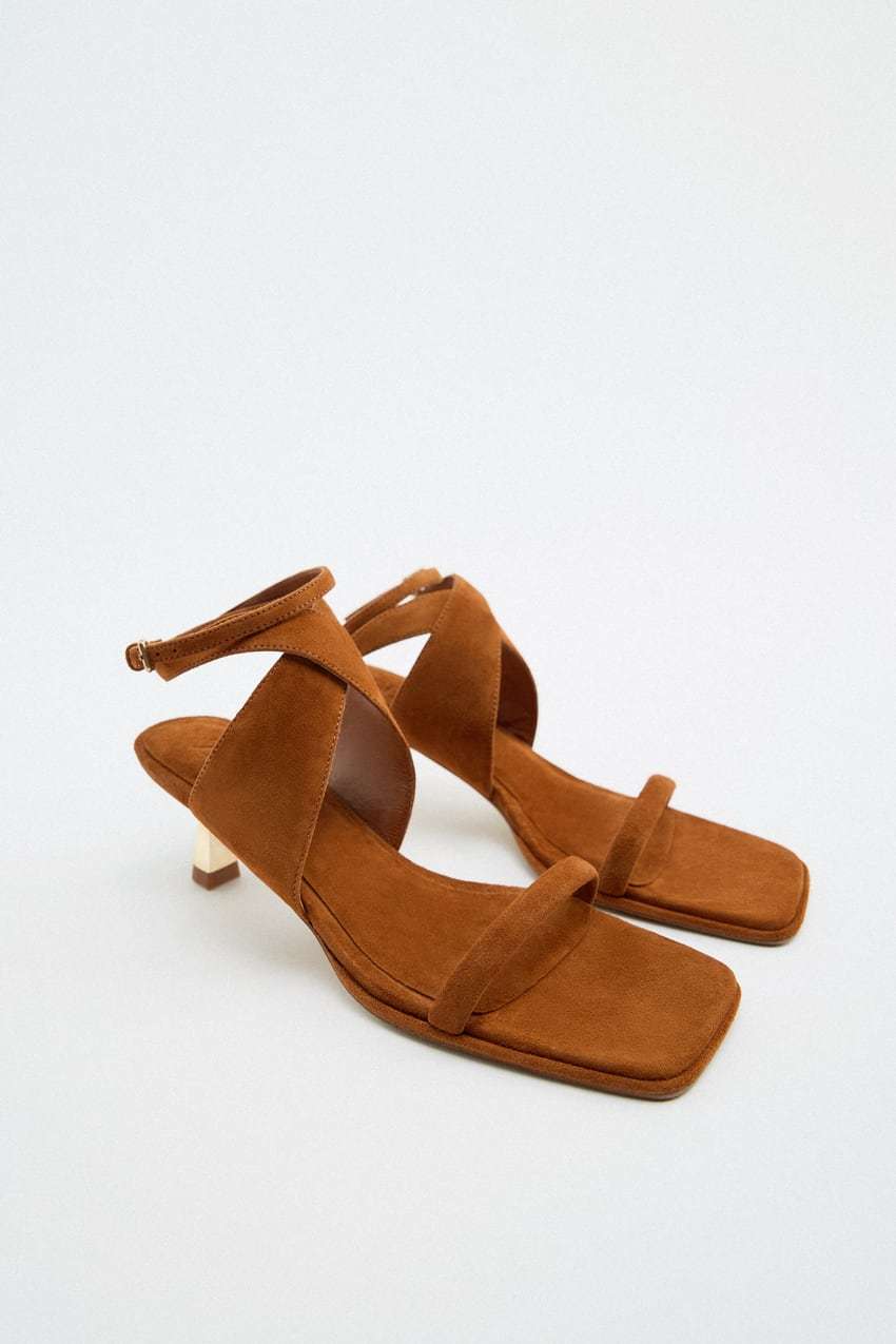 Sandalias de ante. Zara. (59,95 euros).