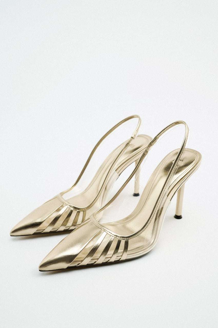 Zapatos con dorados y transparencias. Zara. (39,95 euros).