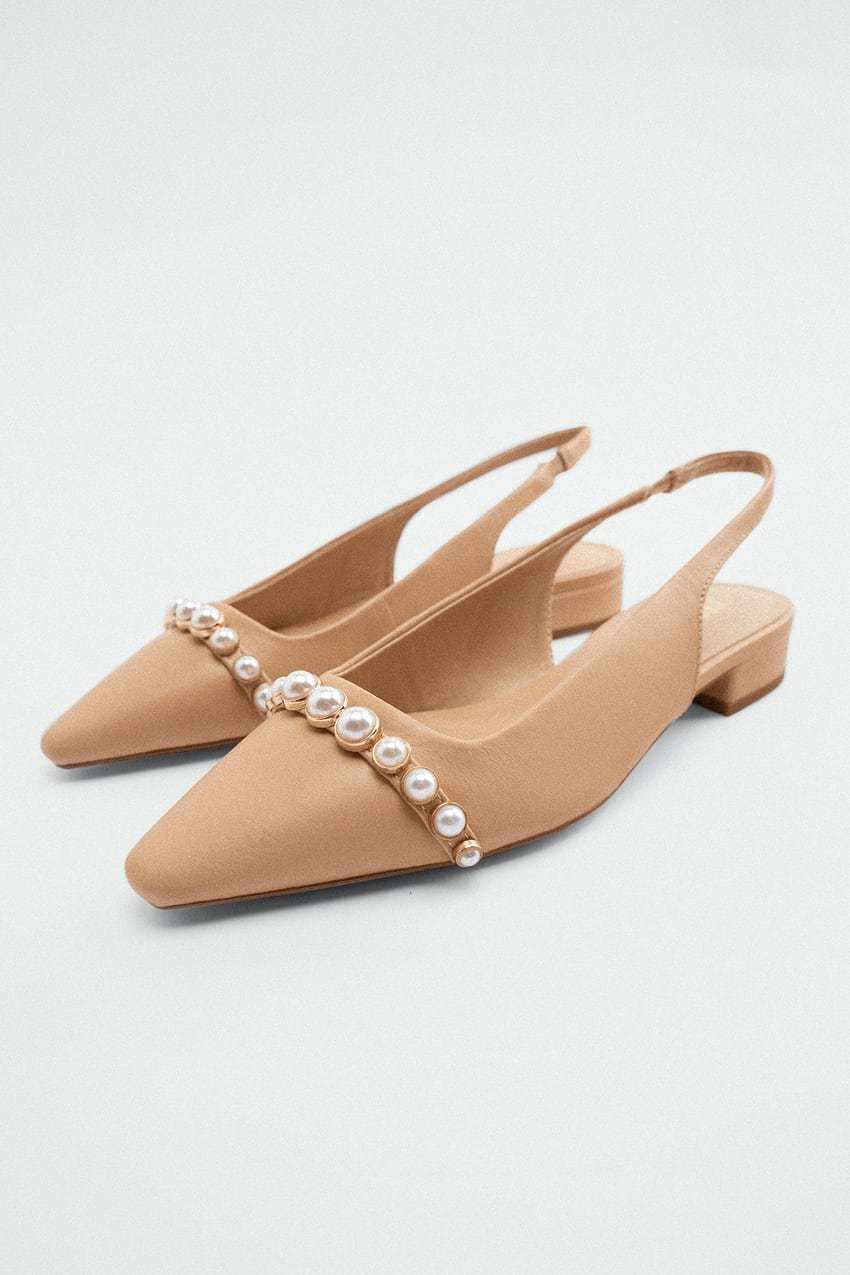 Zapato plano con perlas. Zara. (39,95 euros).
