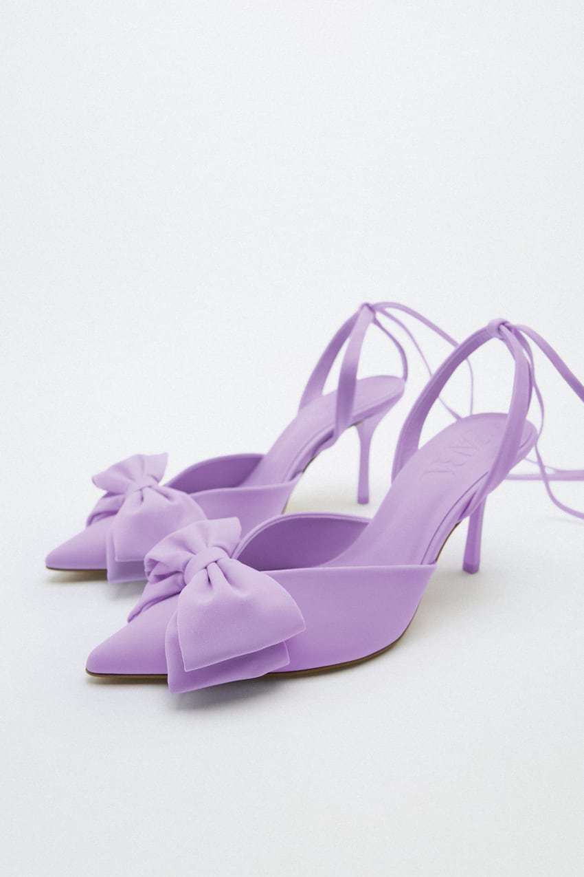 Zapato tacón lila con lazo. Zara. (39,95 euros).