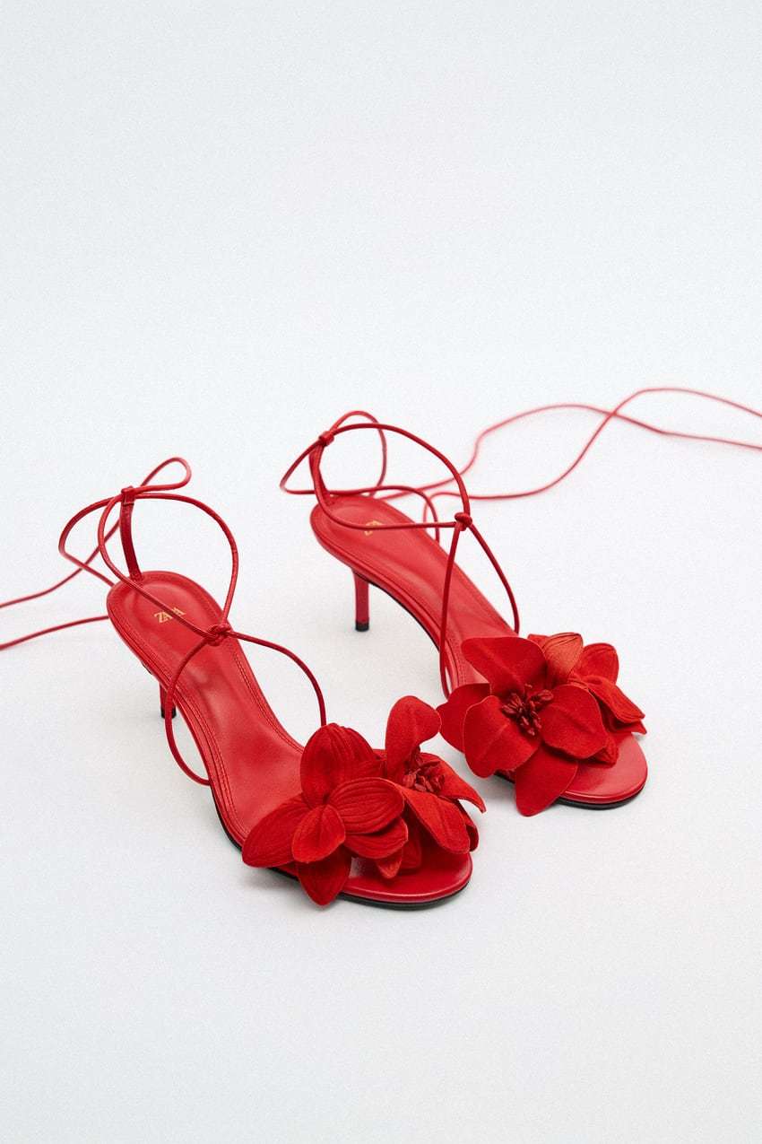 Sandalias rojas de tacón. Zara. (79,95 euros).