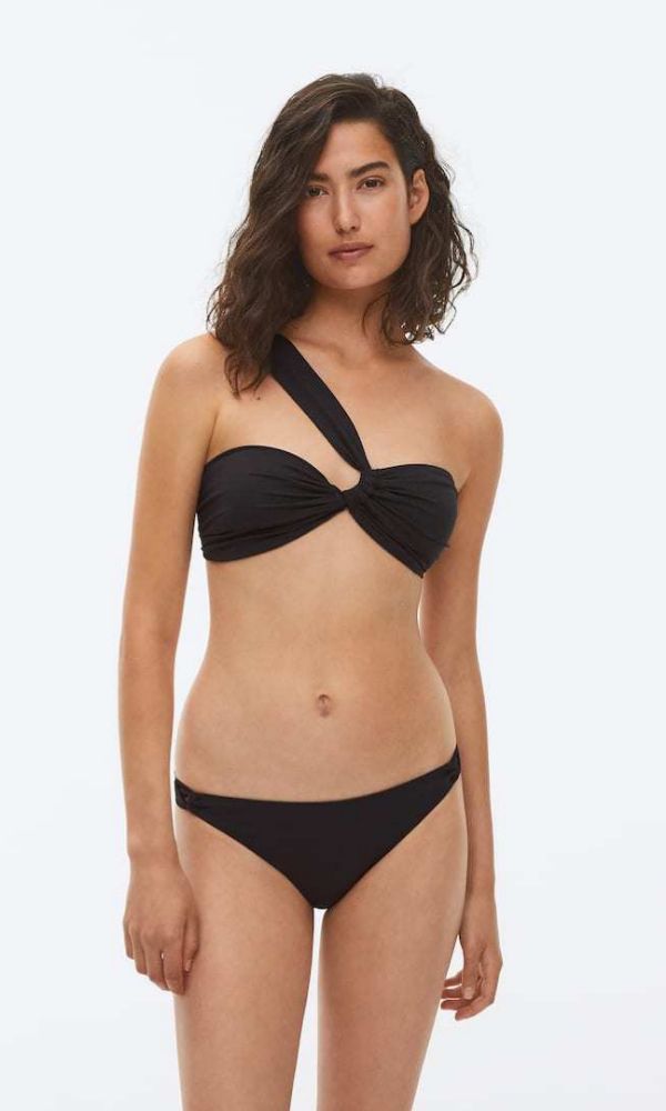 Bikini asimétrico negro (top 19,99 euros y braguita 15,99 euros).