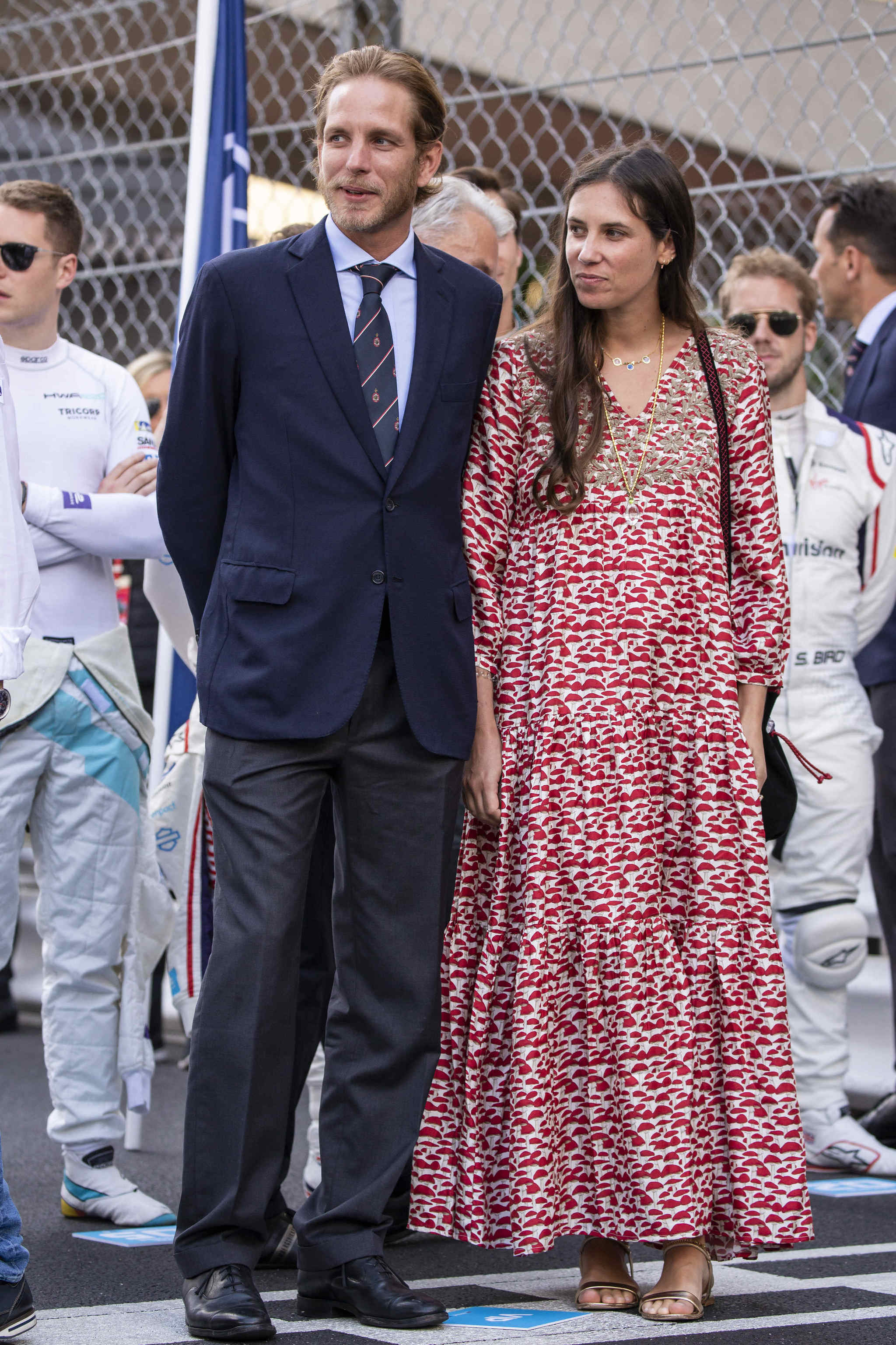 Tatiana Santo Domingo junto a su marido Andrea Casiraghi, con vestido rojo con estampado de champiñones.
