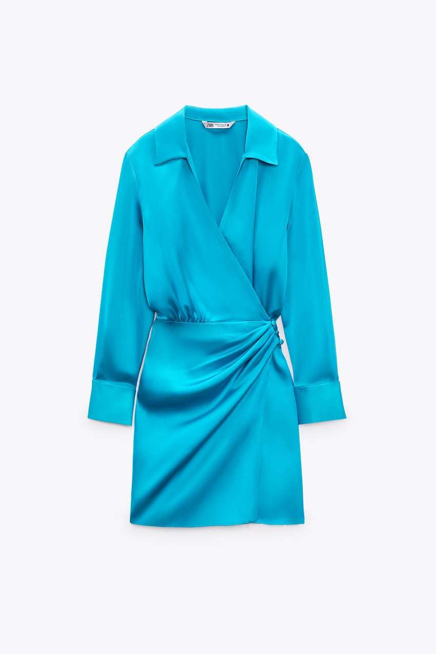 Vestido satinado azul. Zara. (29,95 euros)