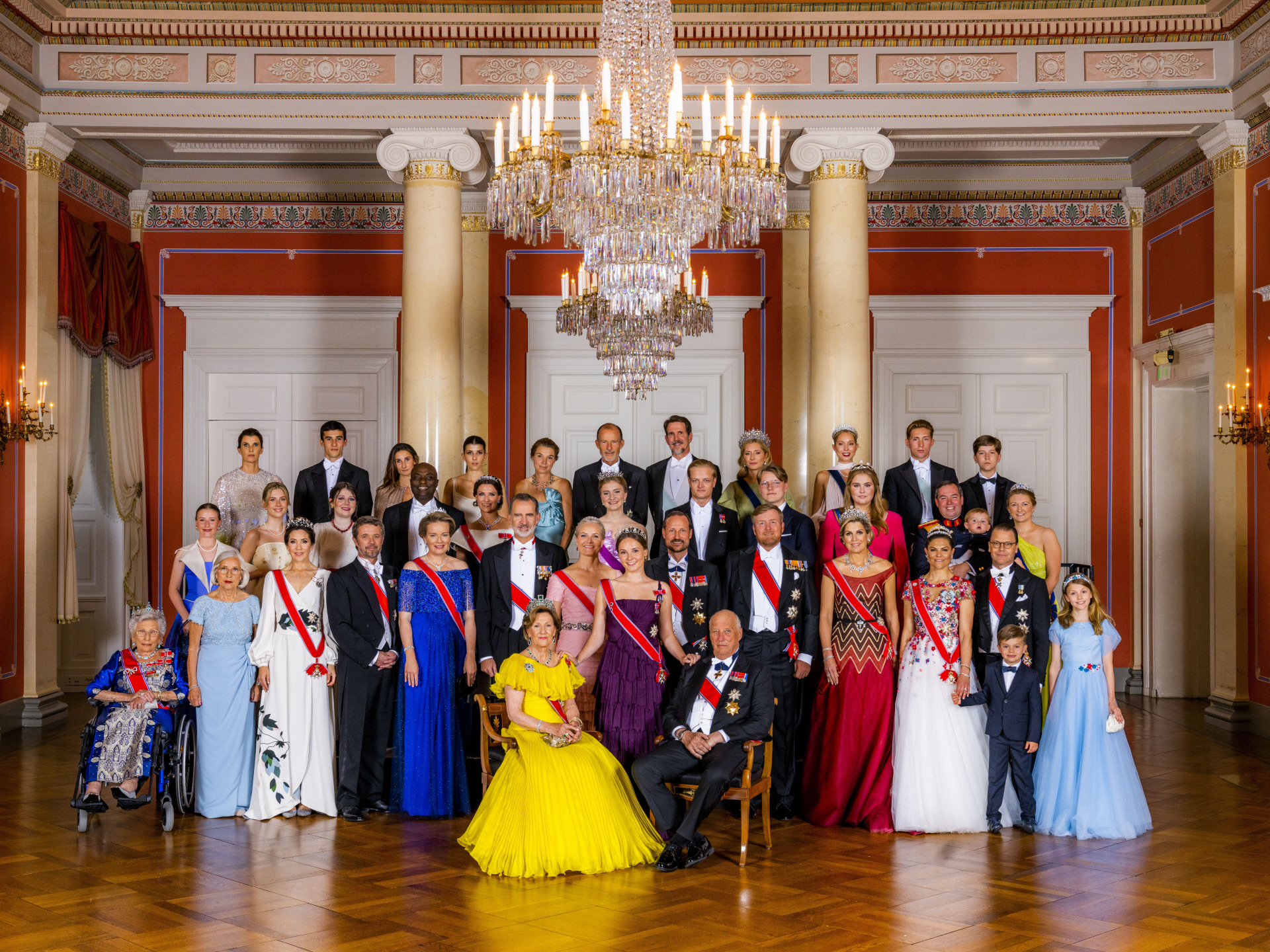 El cumpleaños de Ingrid de Noruega se ha convertido en la gran cita de la realeza europea de los últimos años. Han enviado representación a la gala todas las casas reales y principescas reinantes excepto la de Reino Unido, la de Mónaco, y la de Liechtenstein.