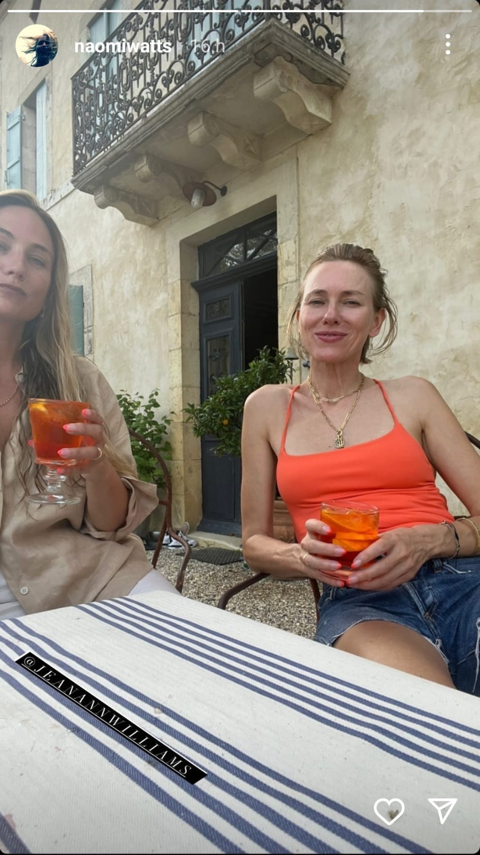Naomi Watts y su amiga con la misma manicura francesa de color.
