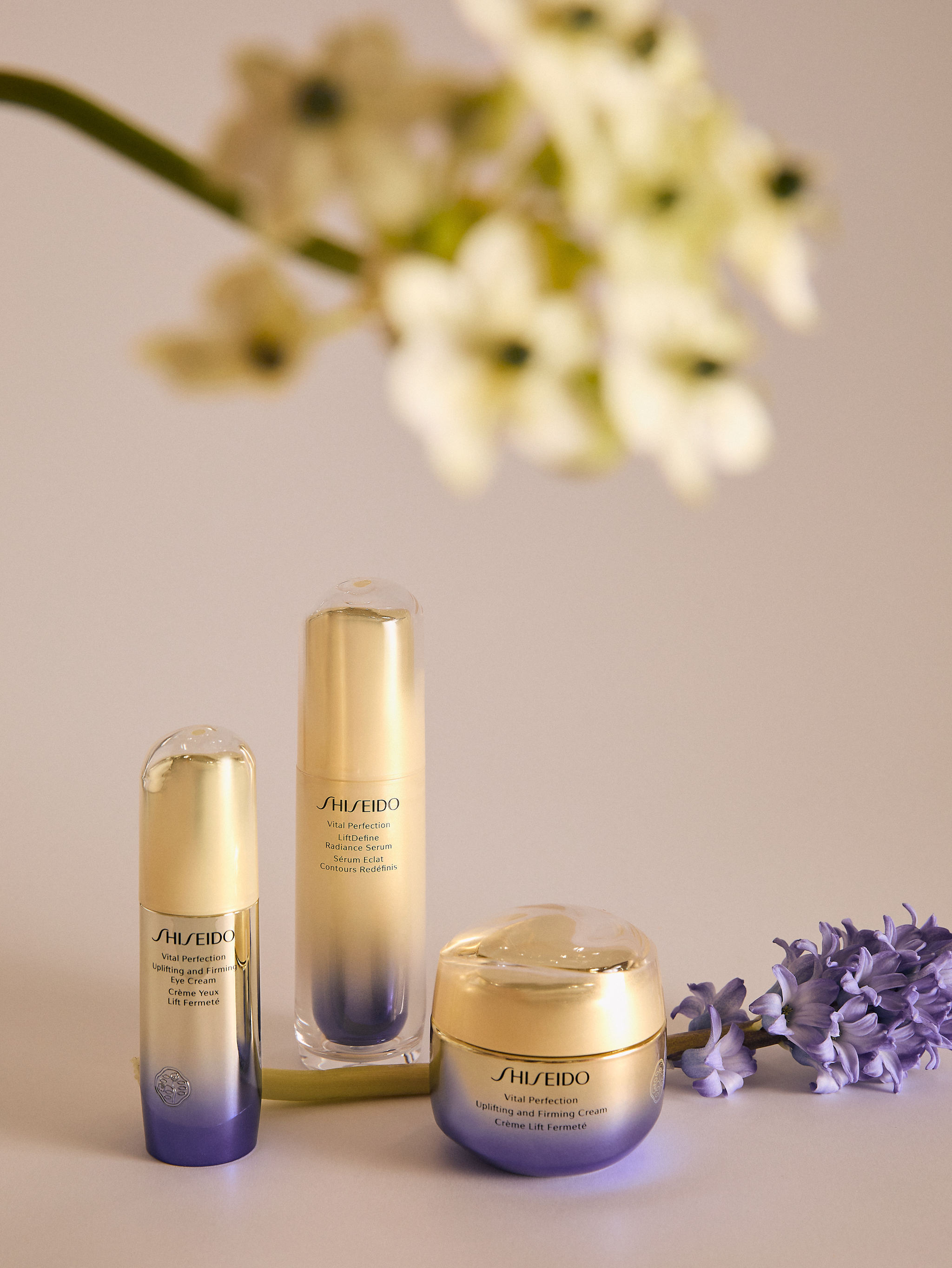 Trío ganador para un efecto 'lifting' definitvo: LiftDefine Radiance Serum, Uplifting & Firming Cream y contorno de ojos Uplifting & Firming. Todo de la gama Vital Perfection, de Shiseido.