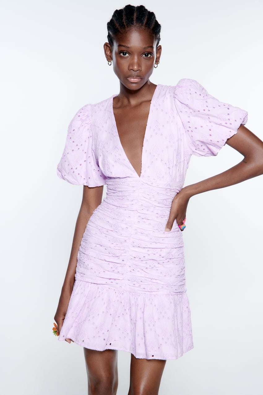 Vestido bordado lila. Zara. (39,95 euros).