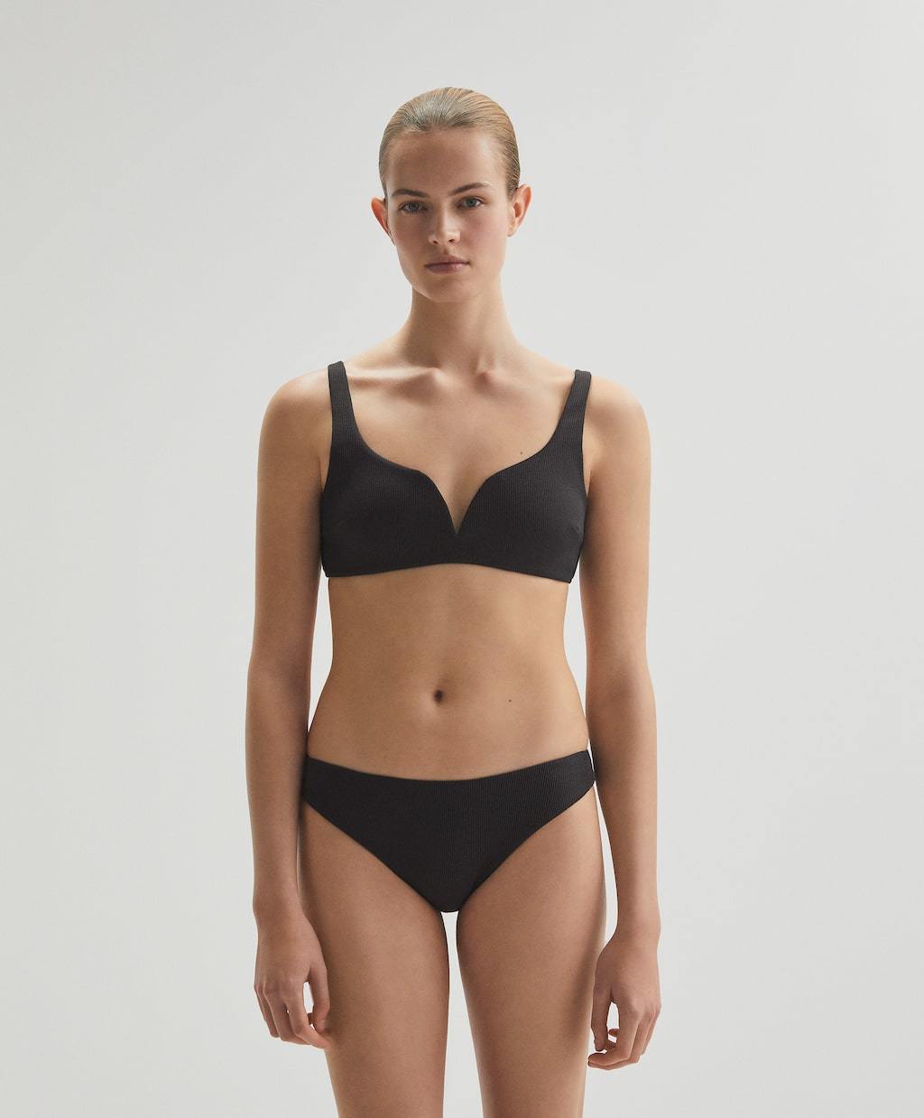 Bikini top halter negro. Oysho. (24,98 euros).
