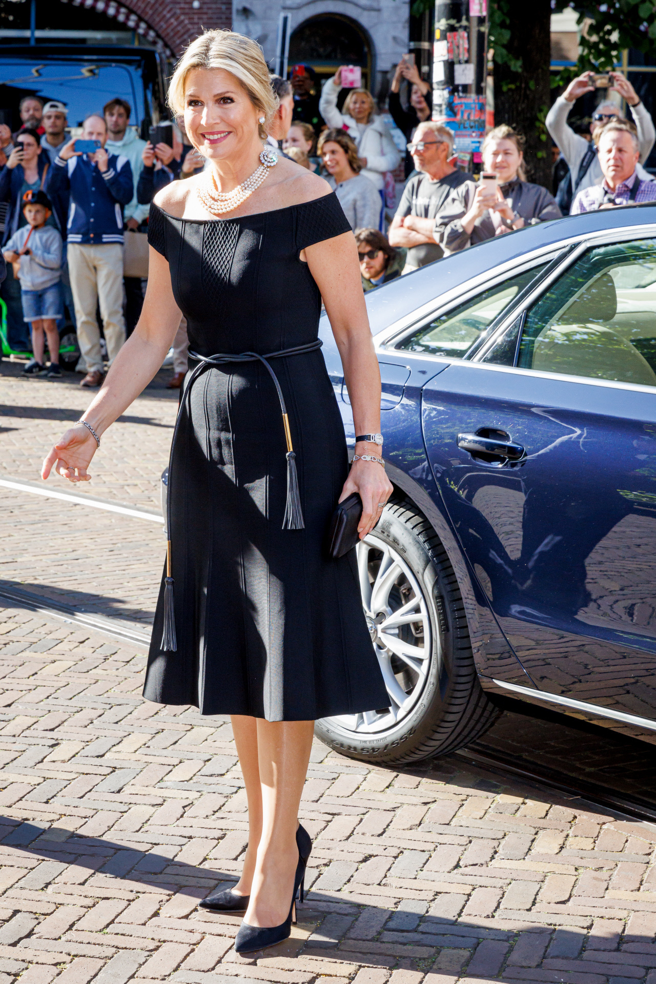 Máxima de Holanda con un vestido negro de Carolina Herrera.