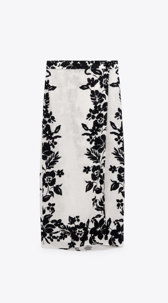 Falda de flores de Zara (35,95 euros).