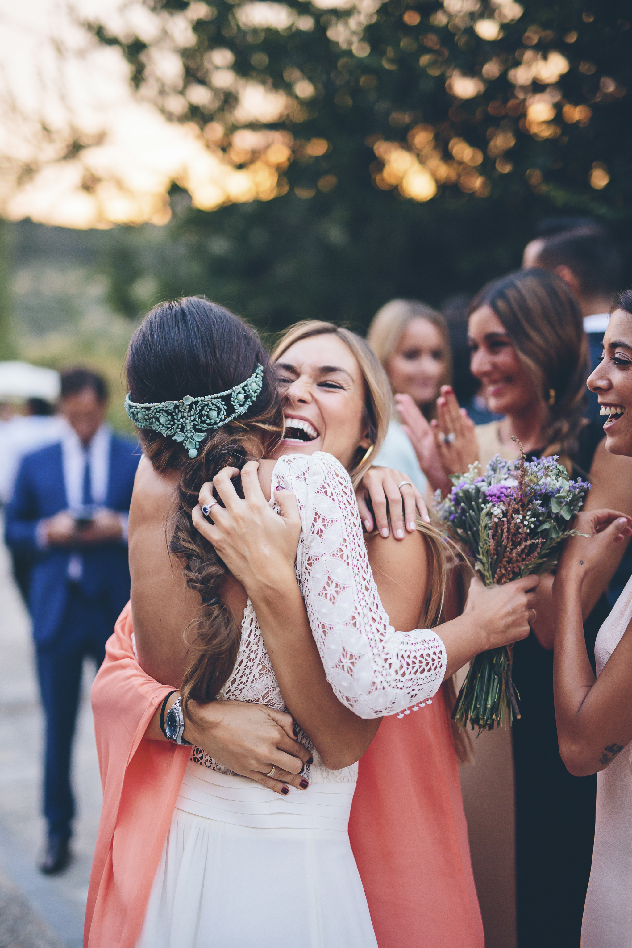 Una de las costumbres más arraigadas es regalar el ramo de novia a una amiga cercana.