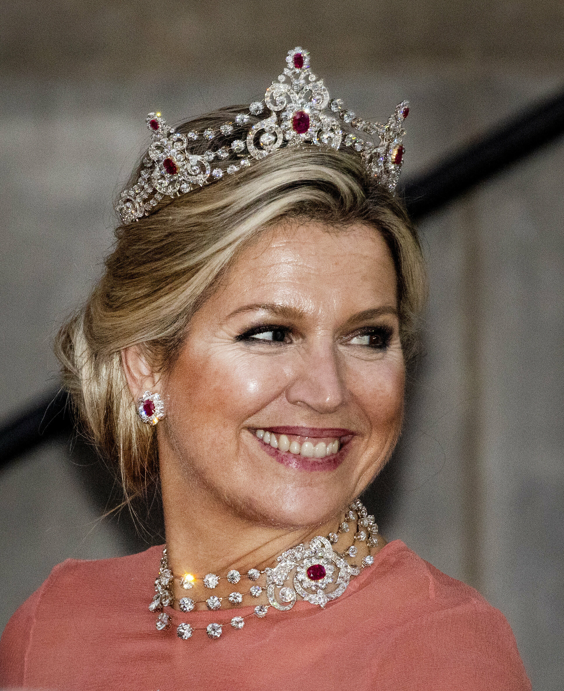 La reina Máxima de Holanda con la tiara de Mellerio de diamantes y rubíes.