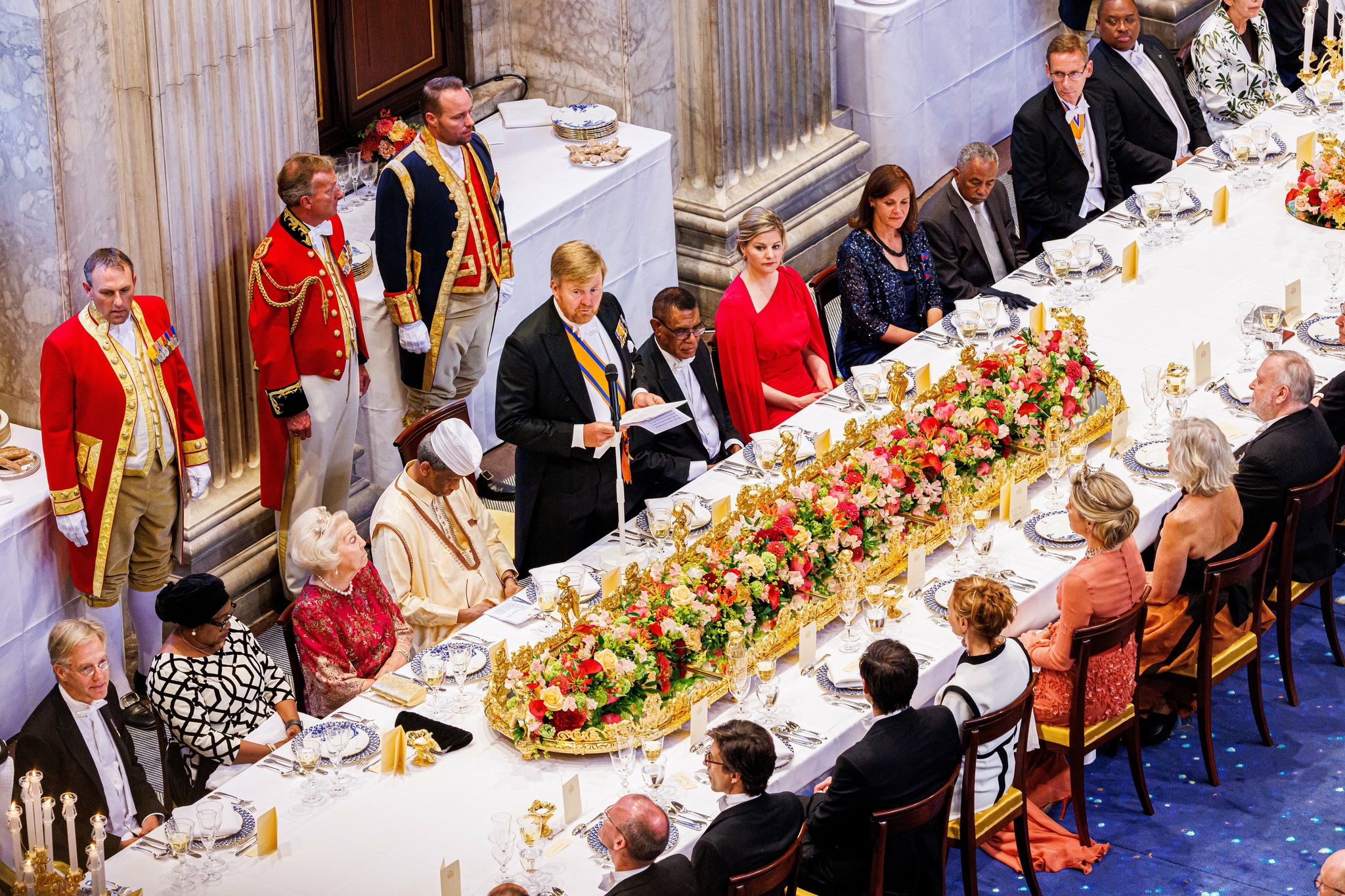 El rey Guilermo dirigiéndose en la cena de gala al cuerpo diplomático.