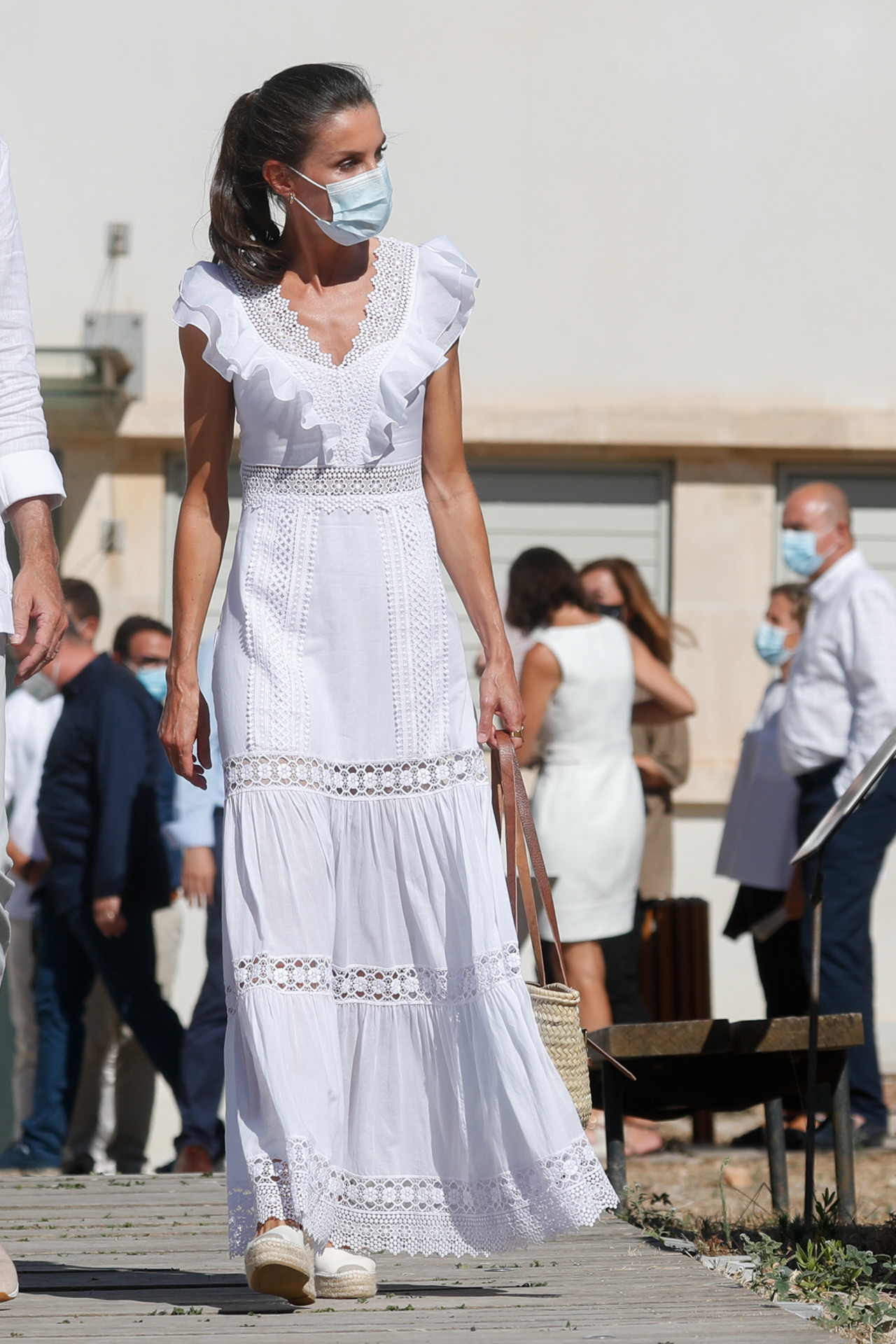 La reina Letizia con vestido blanco con volantes.