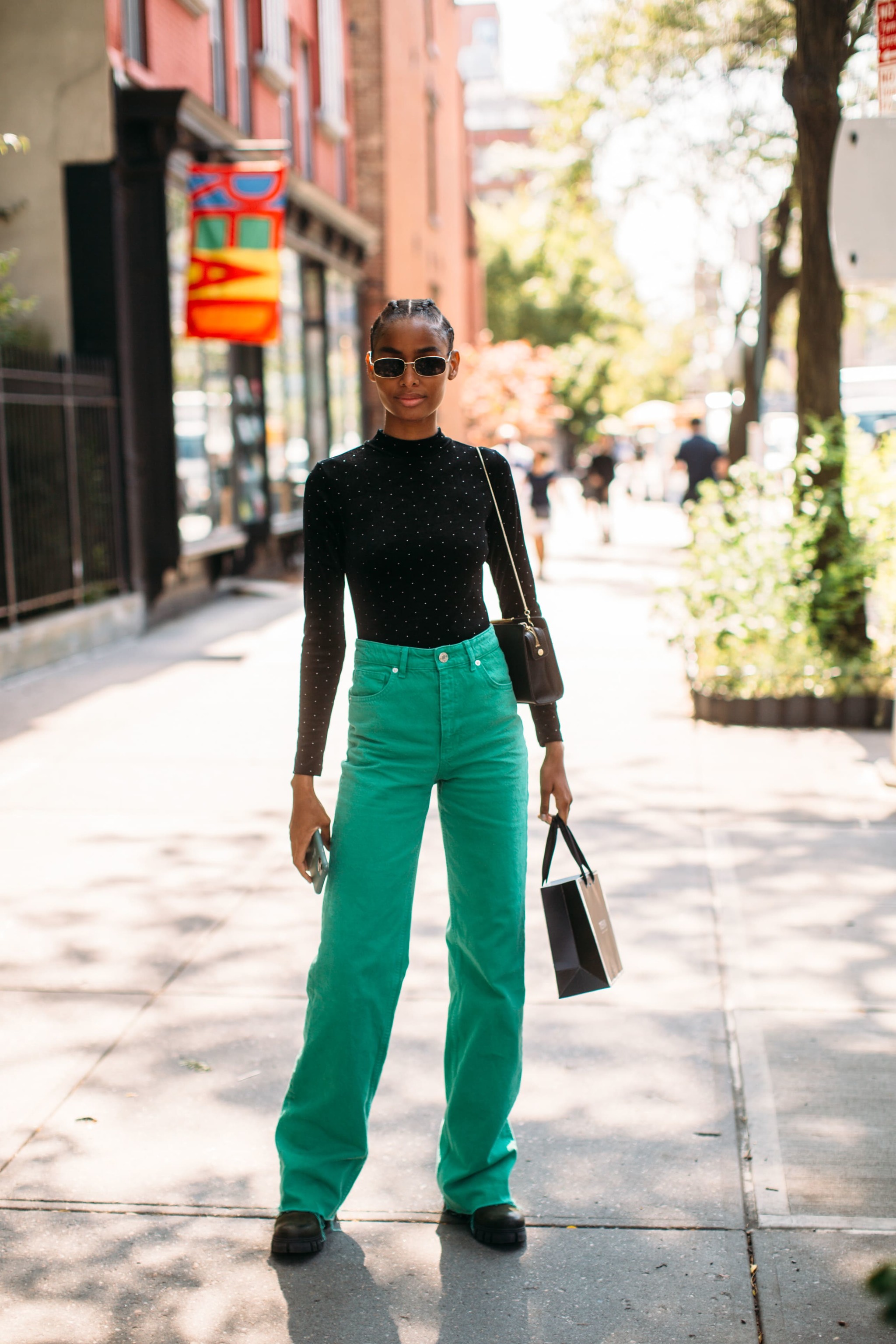 Wide leg de color verde, un básico súper en tendencia visto en la Semana de la Moda de Nueva York.