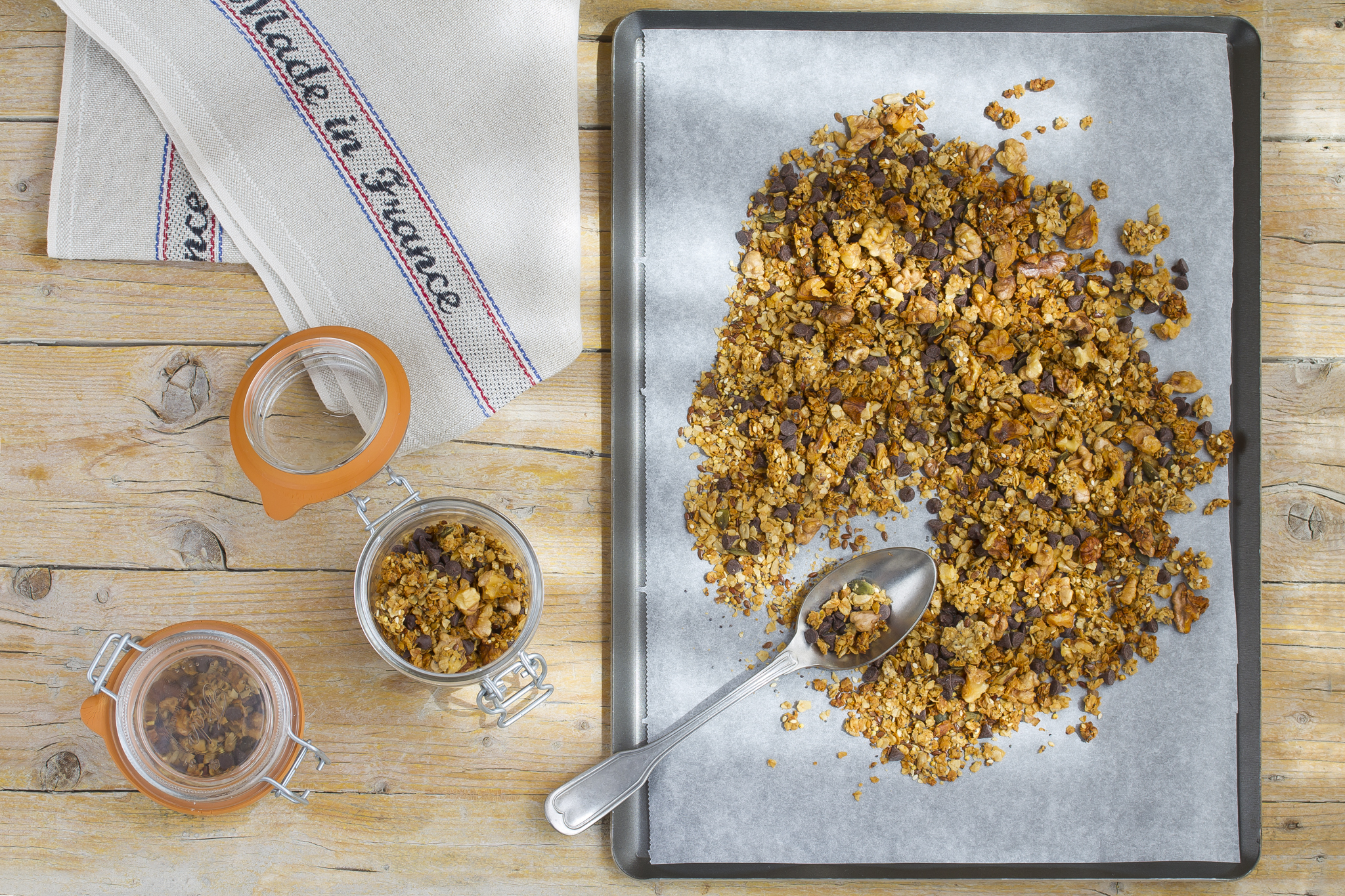 Puedes preparar granola con frutos secos y semillas.
