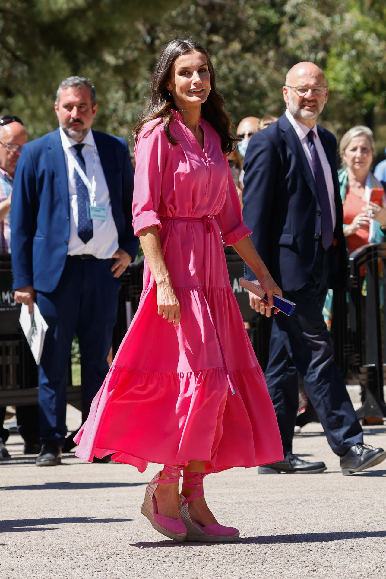 La reina Letizia combina un vestido fucsia con alpargatas del mismo color.