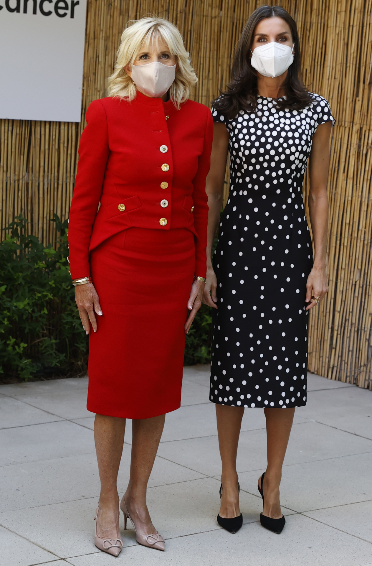 La reina Letizia con un vestido de lunares de José Hidalgo en su encuentro en Madrid con Jill Biden.