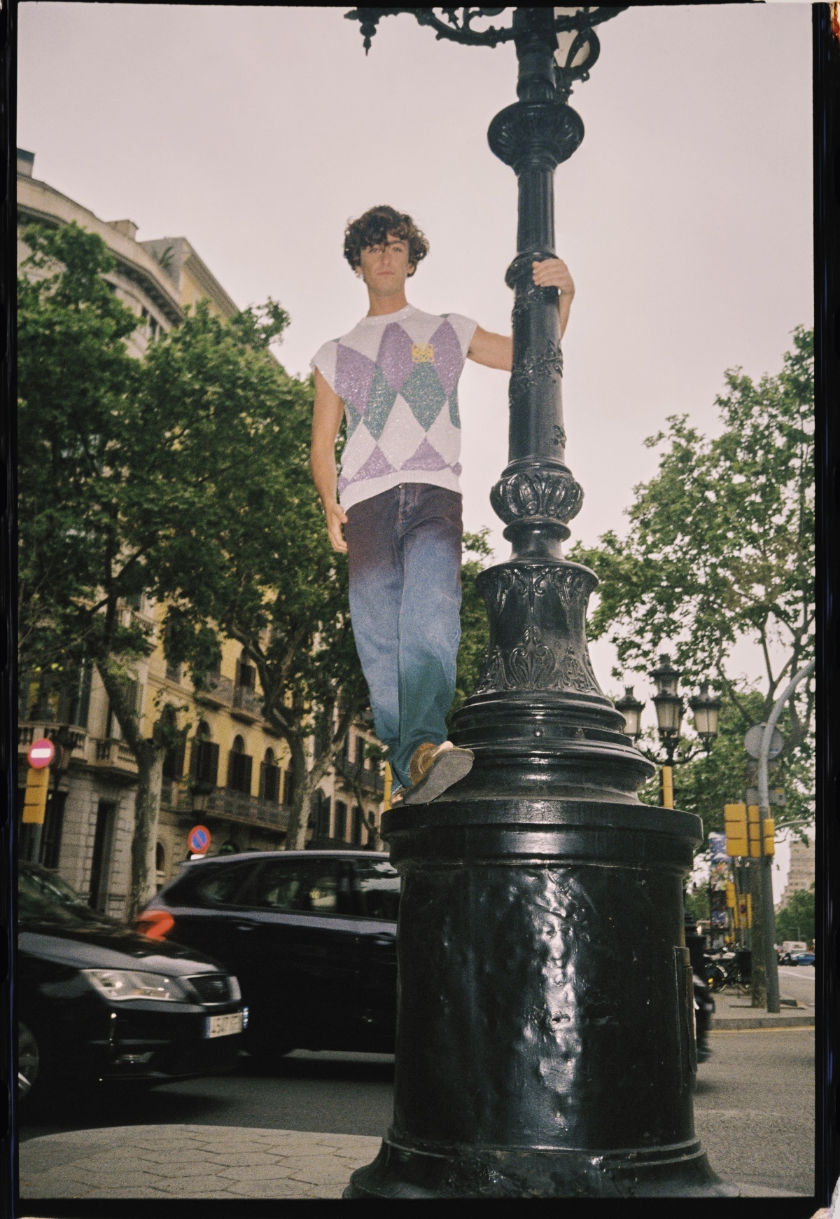 Álvaro lleva pantalón vaquero tricolor y sandalias de piel con doble tira, chaleco en viscosa y lúrex con anagrama bordado, todo de la colección Paula's Ibiza de Loewe.