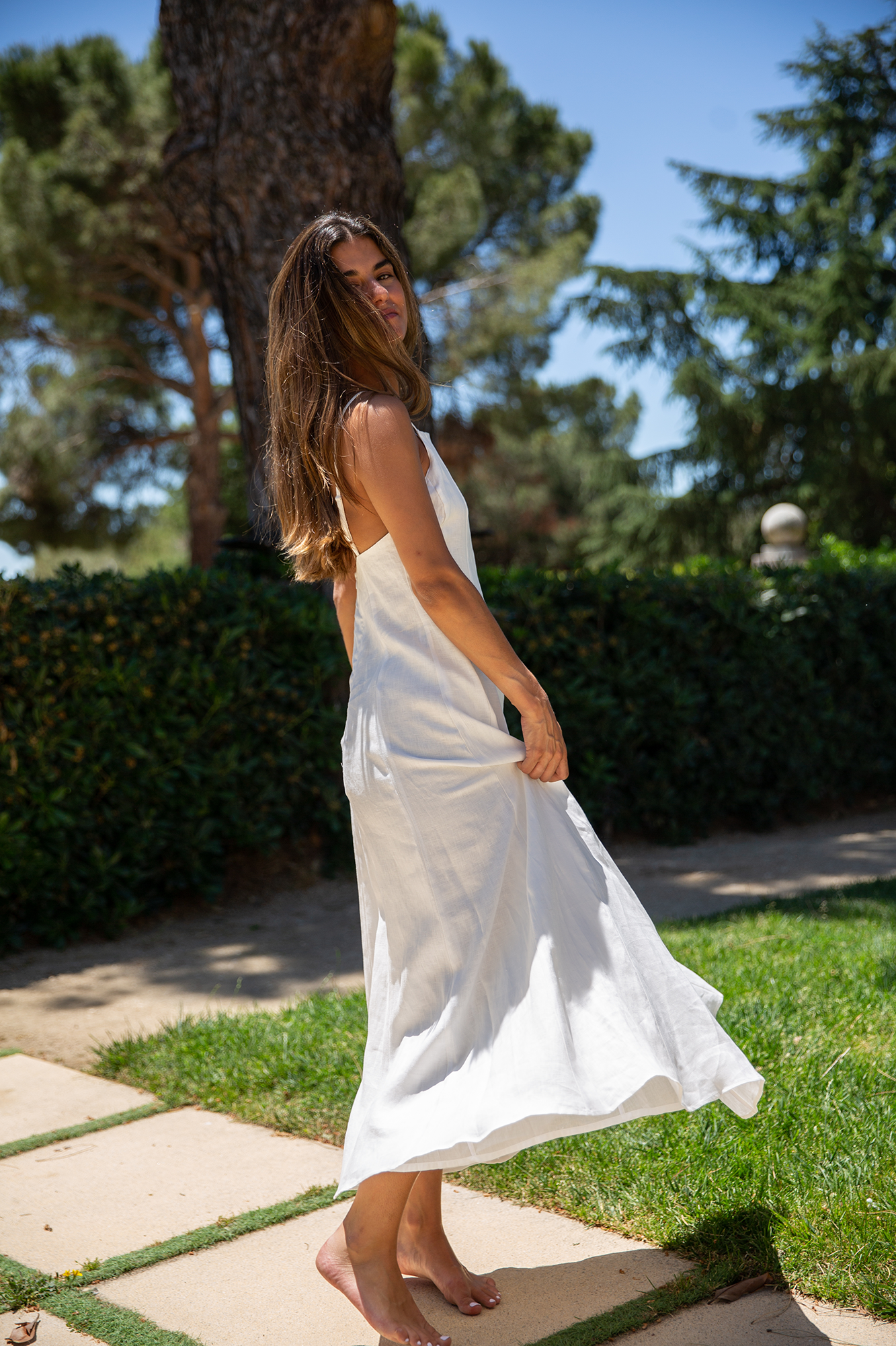 Vestido blanco de lino, de The Villa Concept.