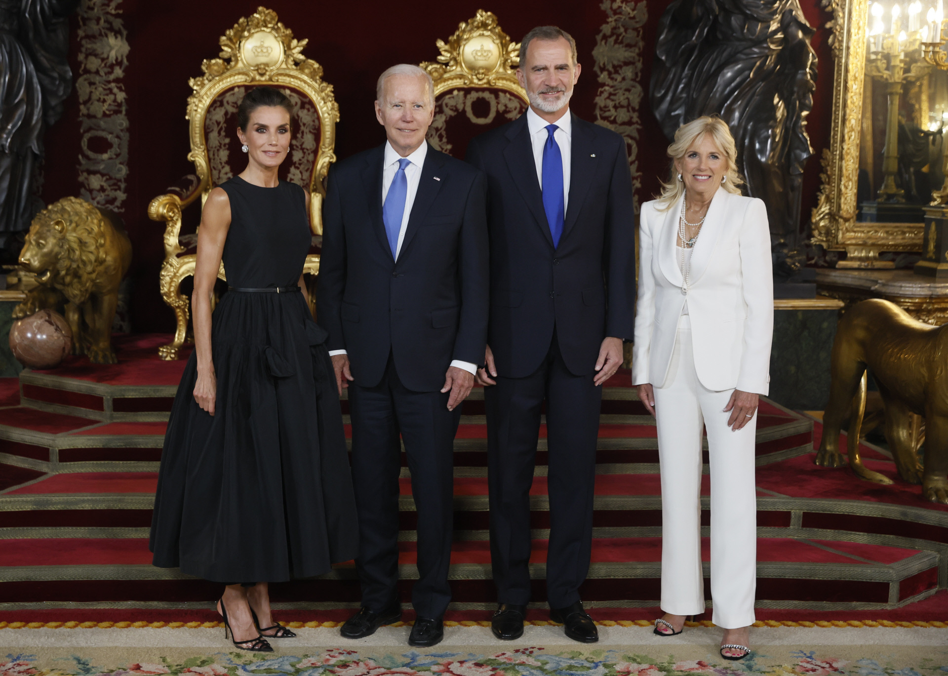 Los reyes Felipe y Letizia  posan con el presidente de Estados Unidos, Joe Biden, y su esposa, Jill Biden.