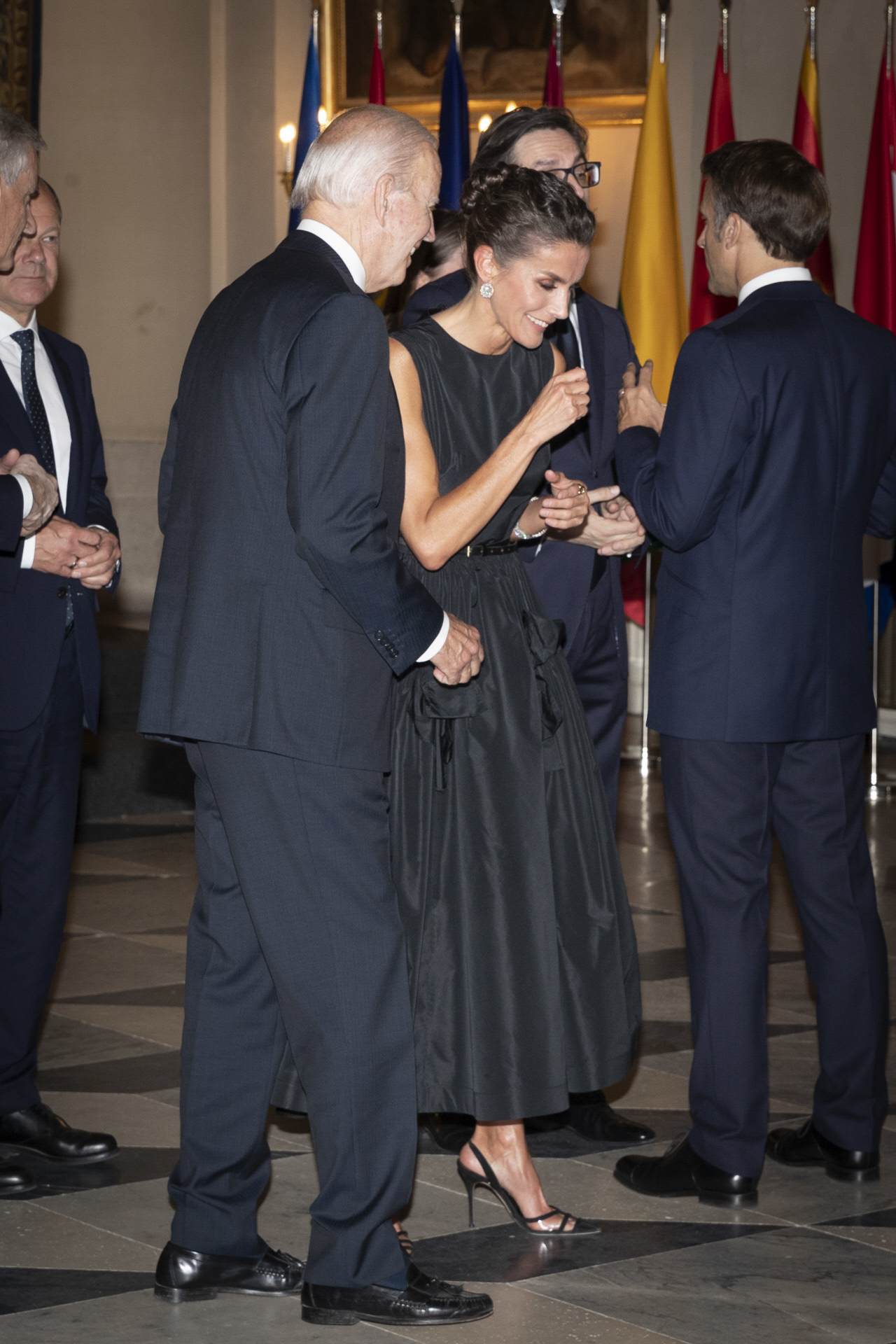 La reina Letizia conversa animadamente con Joe Biden.