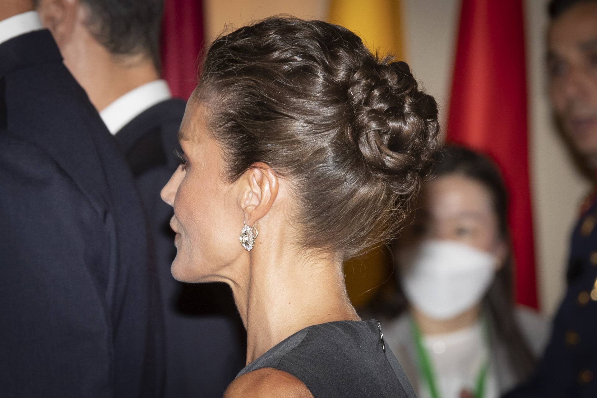 La reina Letizia luce el peinado ideal para invitadas de la temporada: un moño trenzado con textura de ondas.