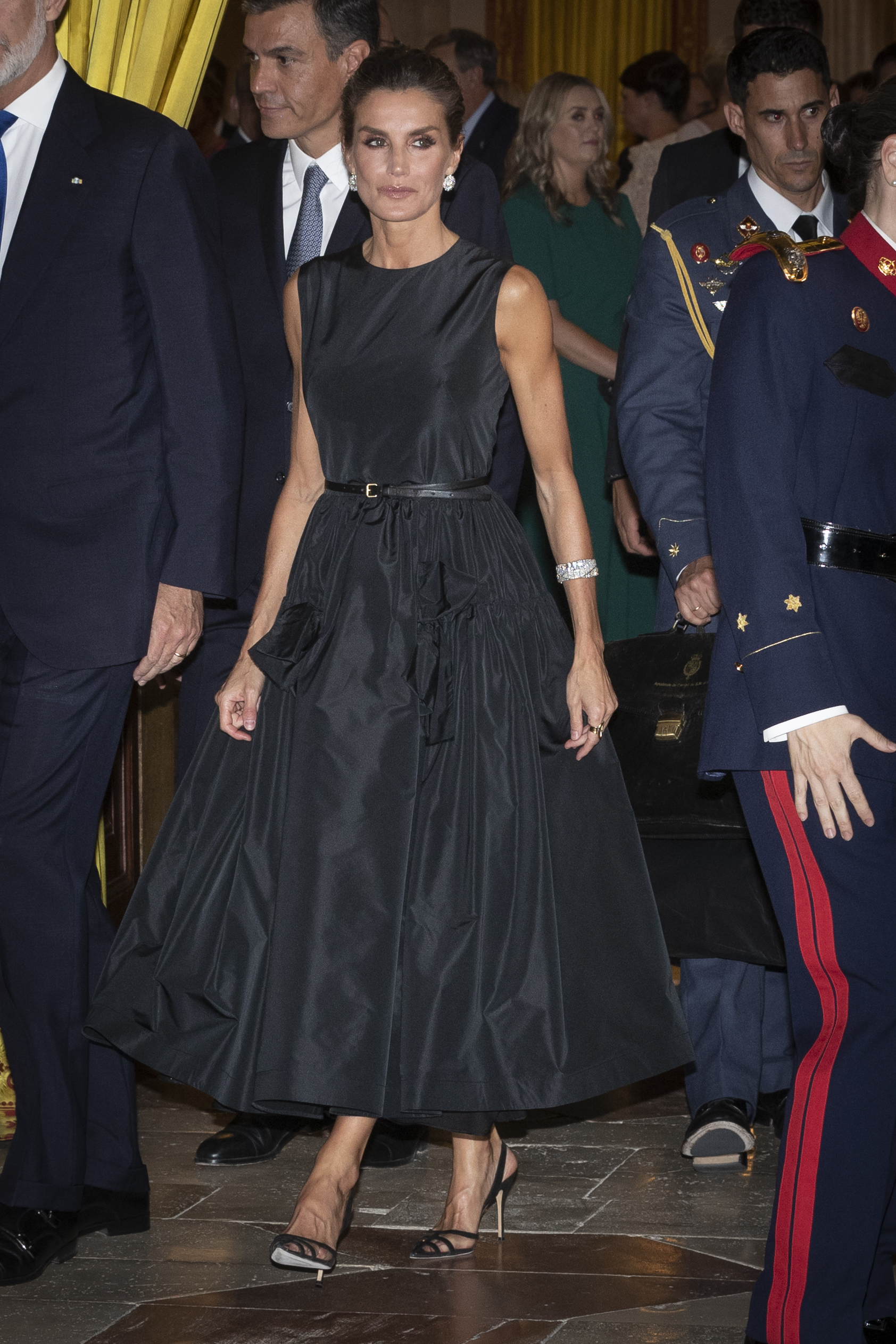 La reina Letizia con vestido negro de vuelo en el Palacio Real.