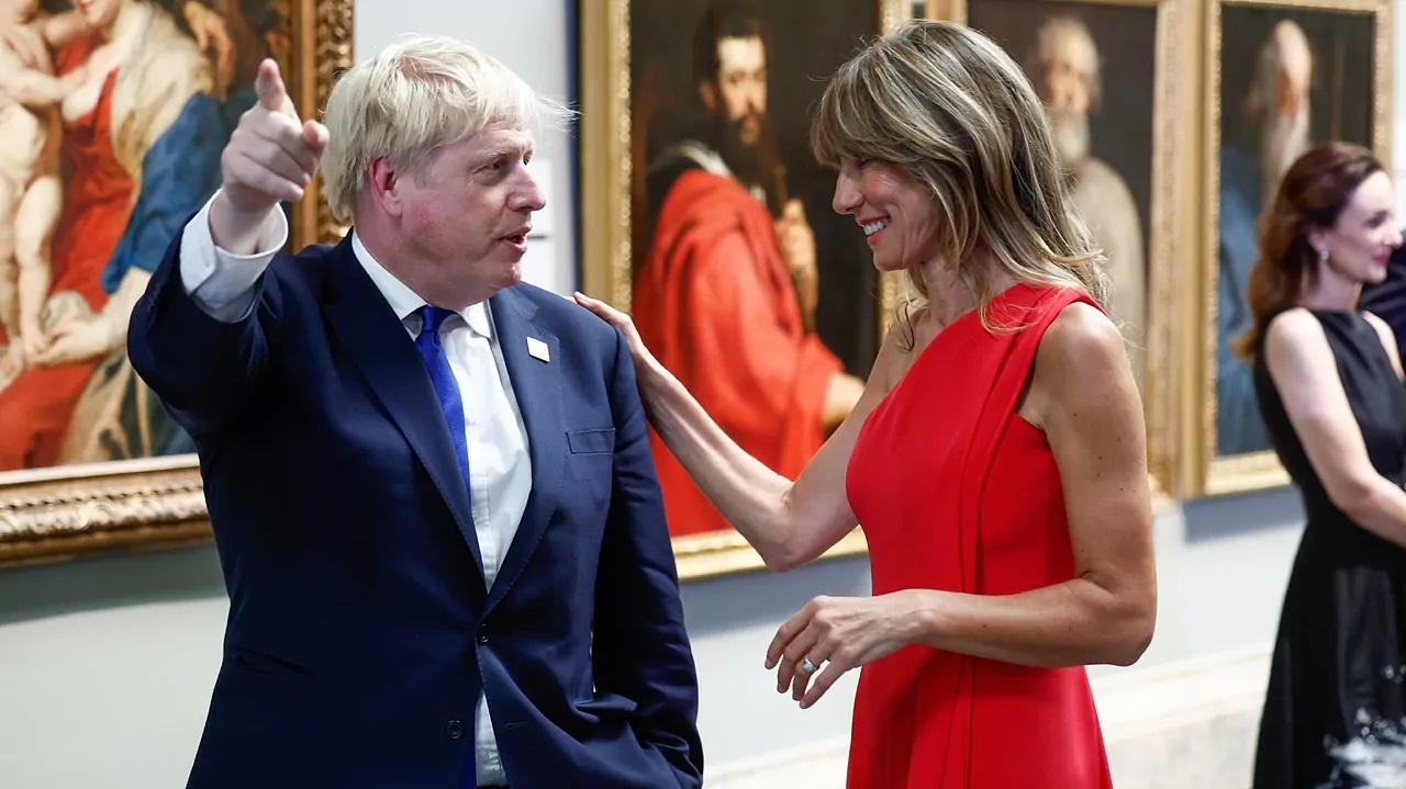 Junto a Boris Johnson, los brazos de Begoña Gómez no tienen ni rastro de flacidez.