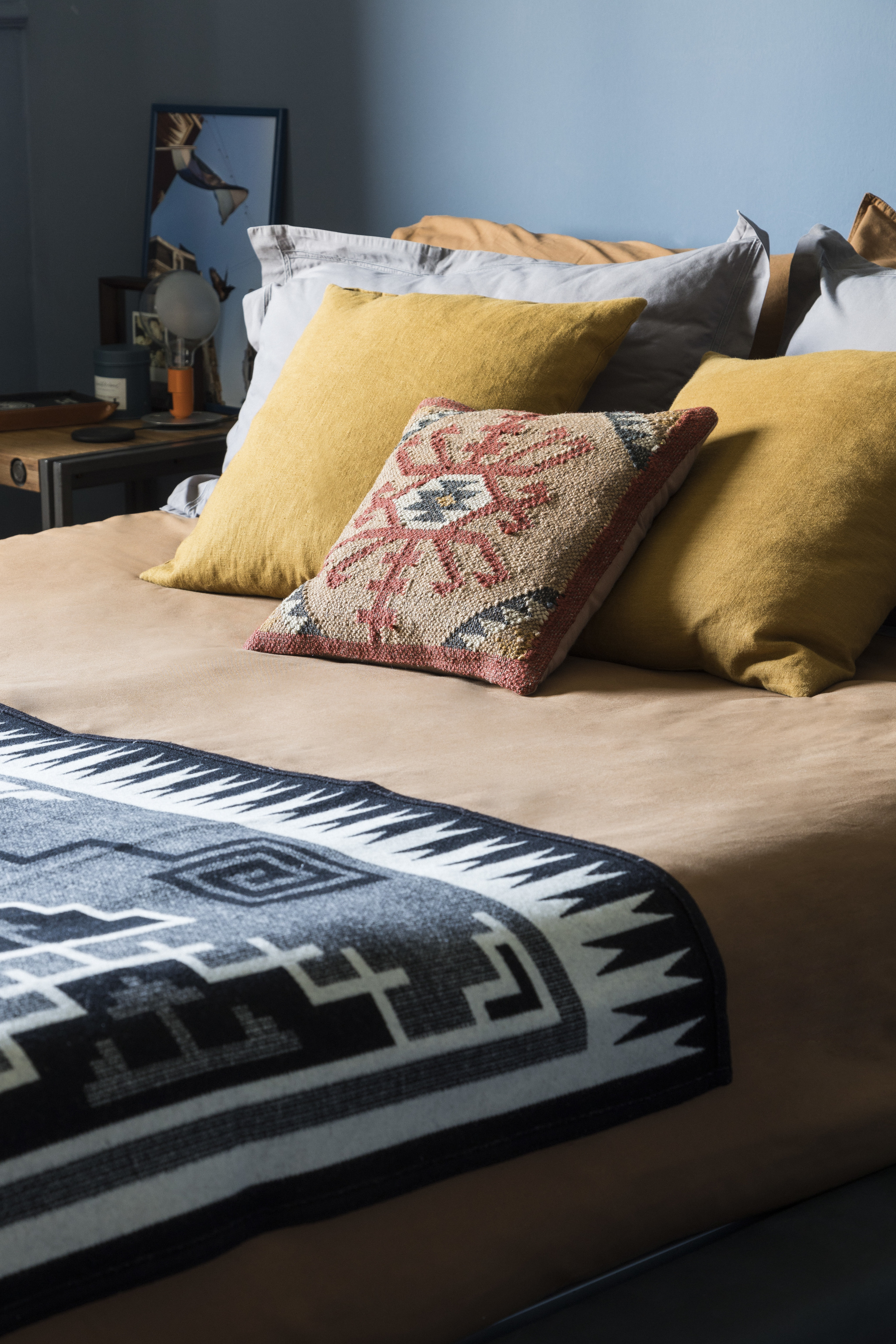 En el dormitorio mezclan sábanas de lino italiano con mantas Pendleton compradas en Oregón