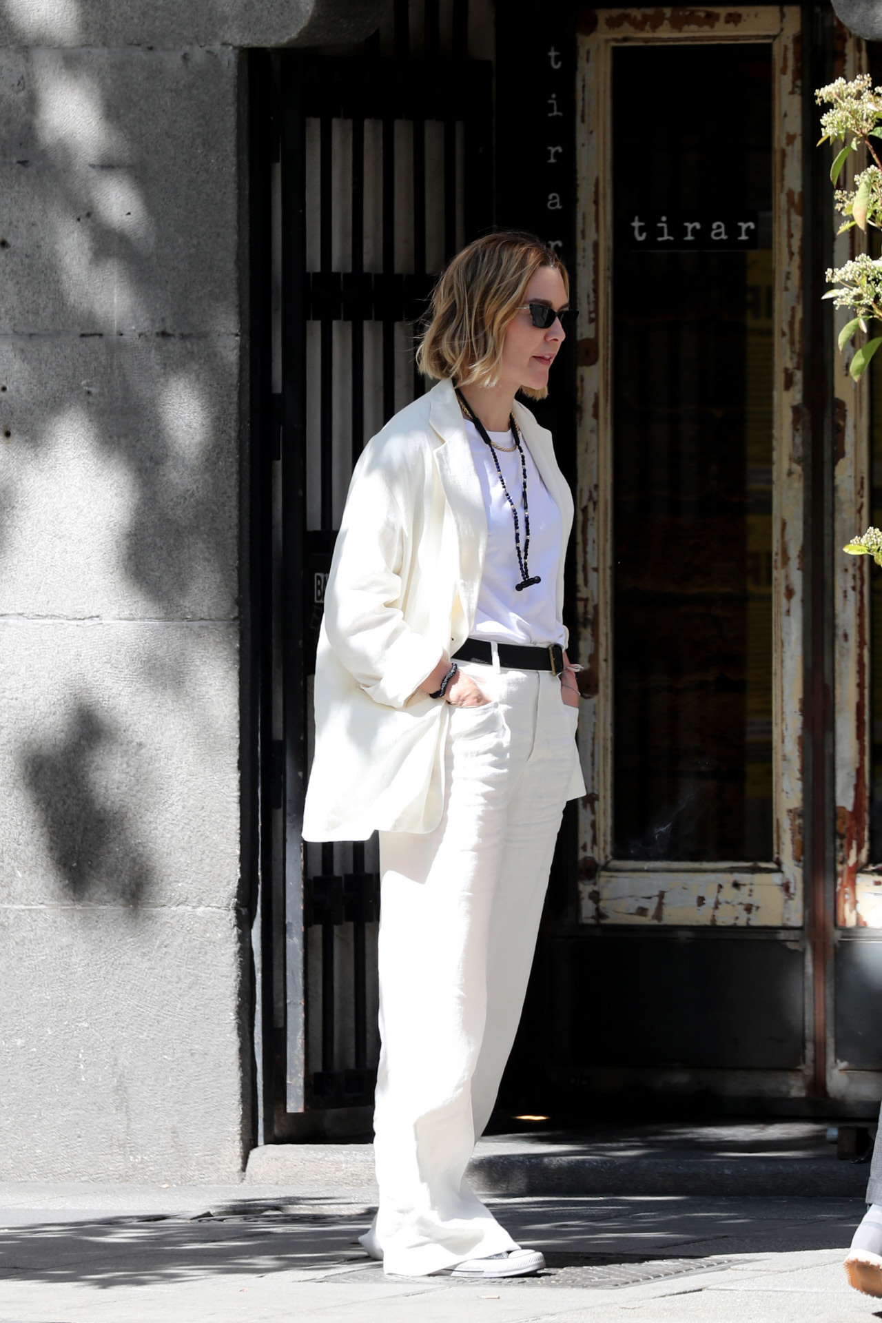 Marta Ortega con pantalones blancos.