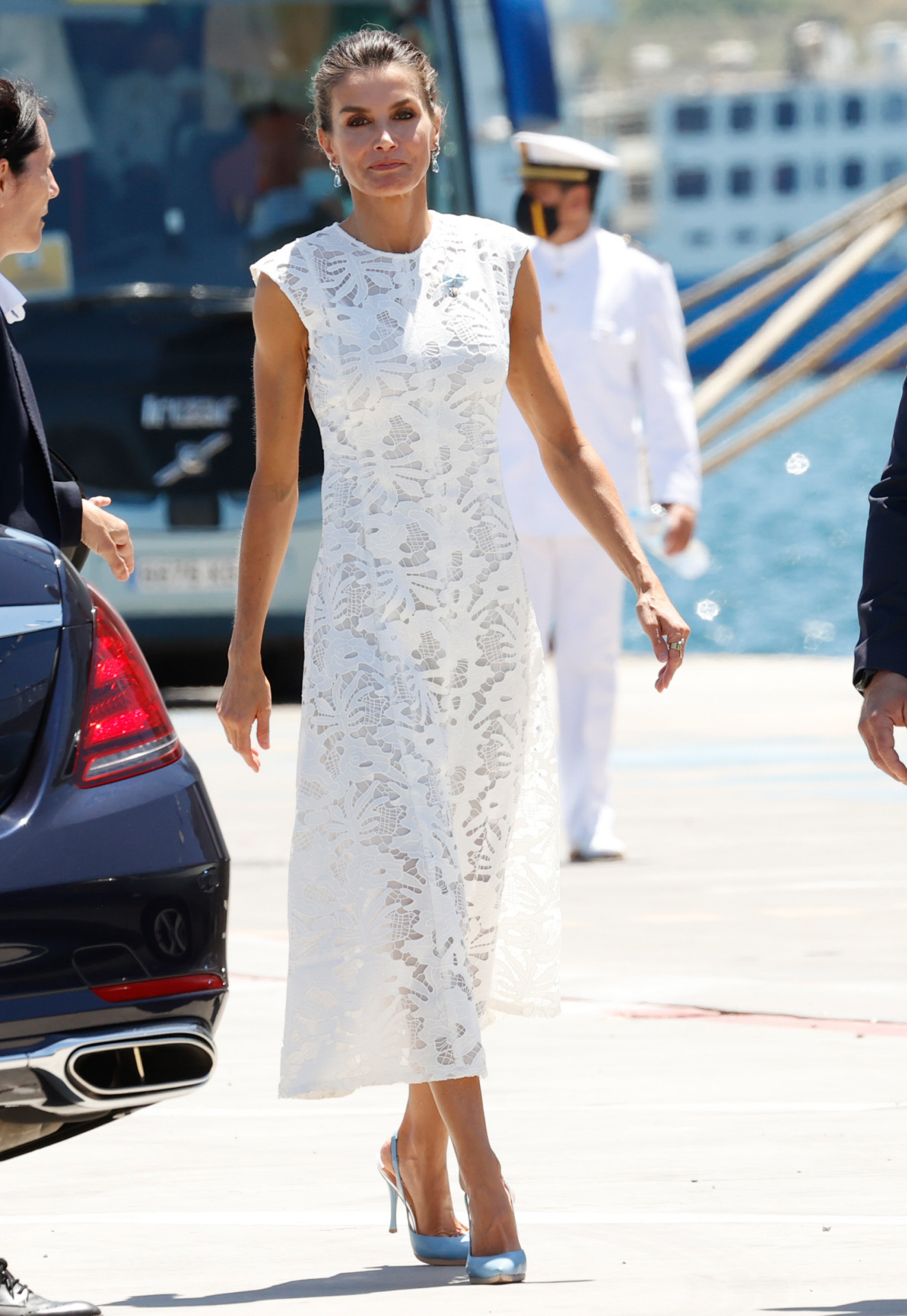 La reina Letizia con vestido blanco de Sfera.