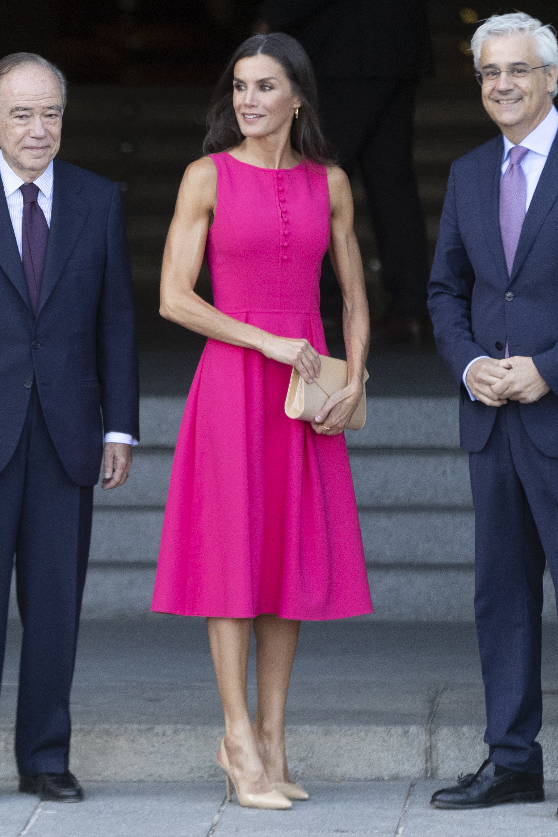 El vestido fucsia de Carolina Herrera de la reina Letizia.