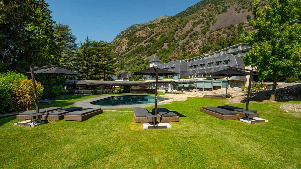 Los 15.000 m2 de jardines de Andorra Park Hotel son un pequeño jardín botánico con distintos árboles y plantas de este ecosistema. Su icónica piscina tallada en roca natural desde que el hotel se fundó en los años 50 es otro de sus grandes atractivos naturales.