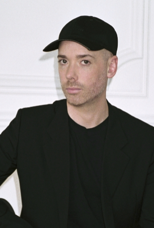 Thom Walker, director creativo de maquillaje de Givenchy.
