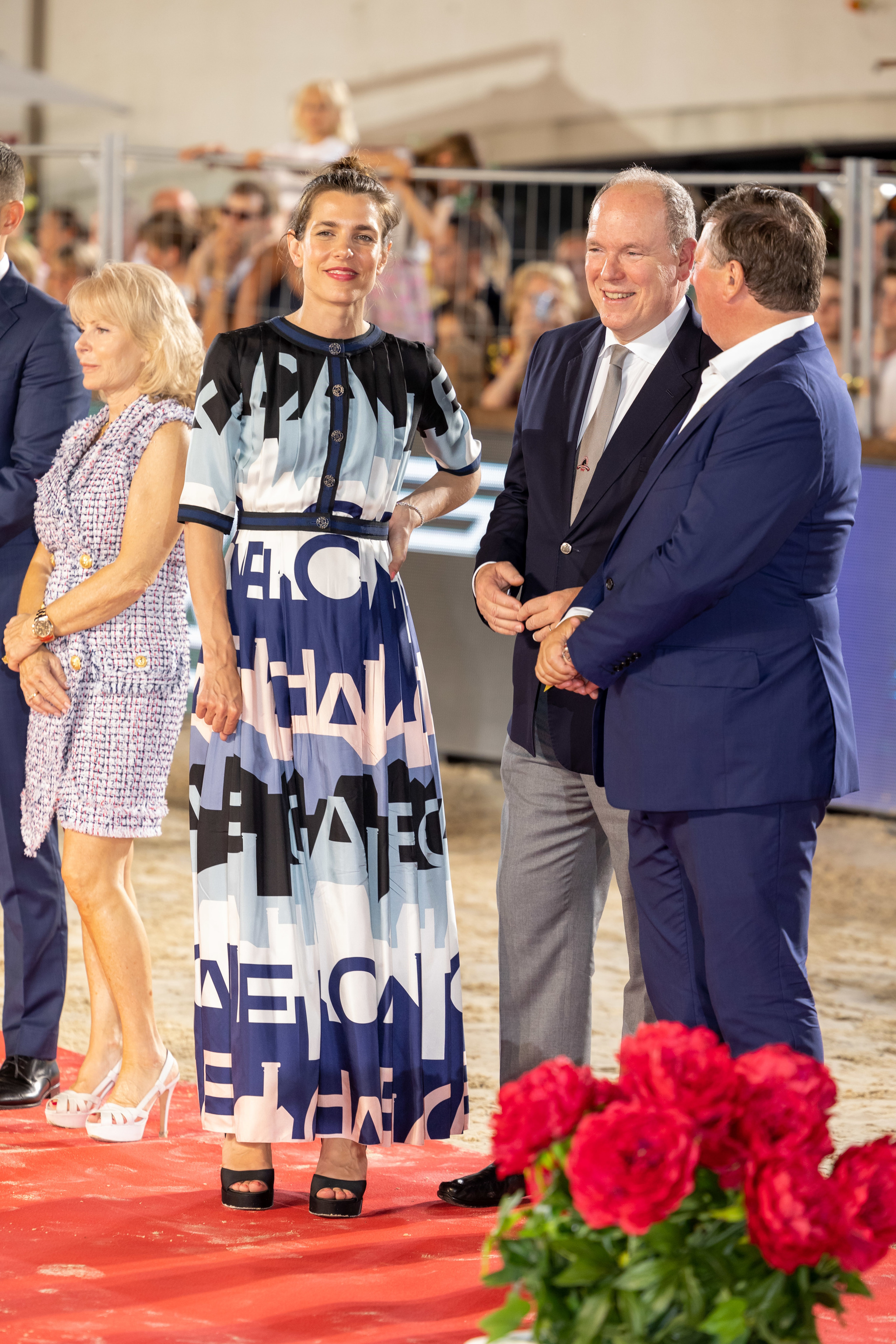 Carlota Casiraghi con vestido de Chanel junto a su tío el príncipe Alberto.