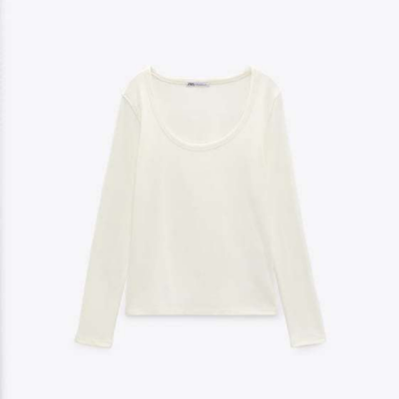 Camiseta blanca manga larga de Zara (7,99 euros).