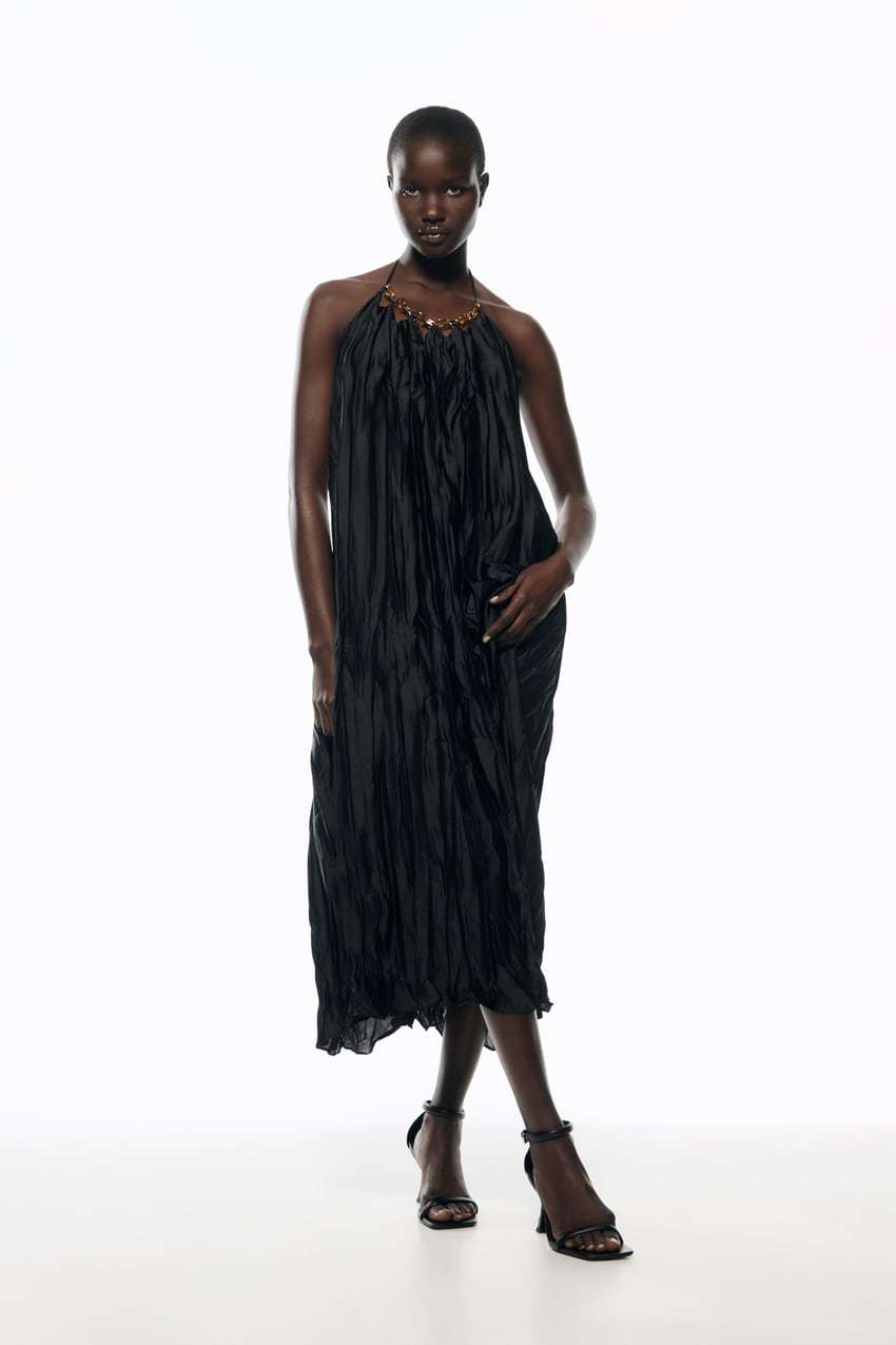 Vestido oversize detalle joya. Zara. (25,99 euros)