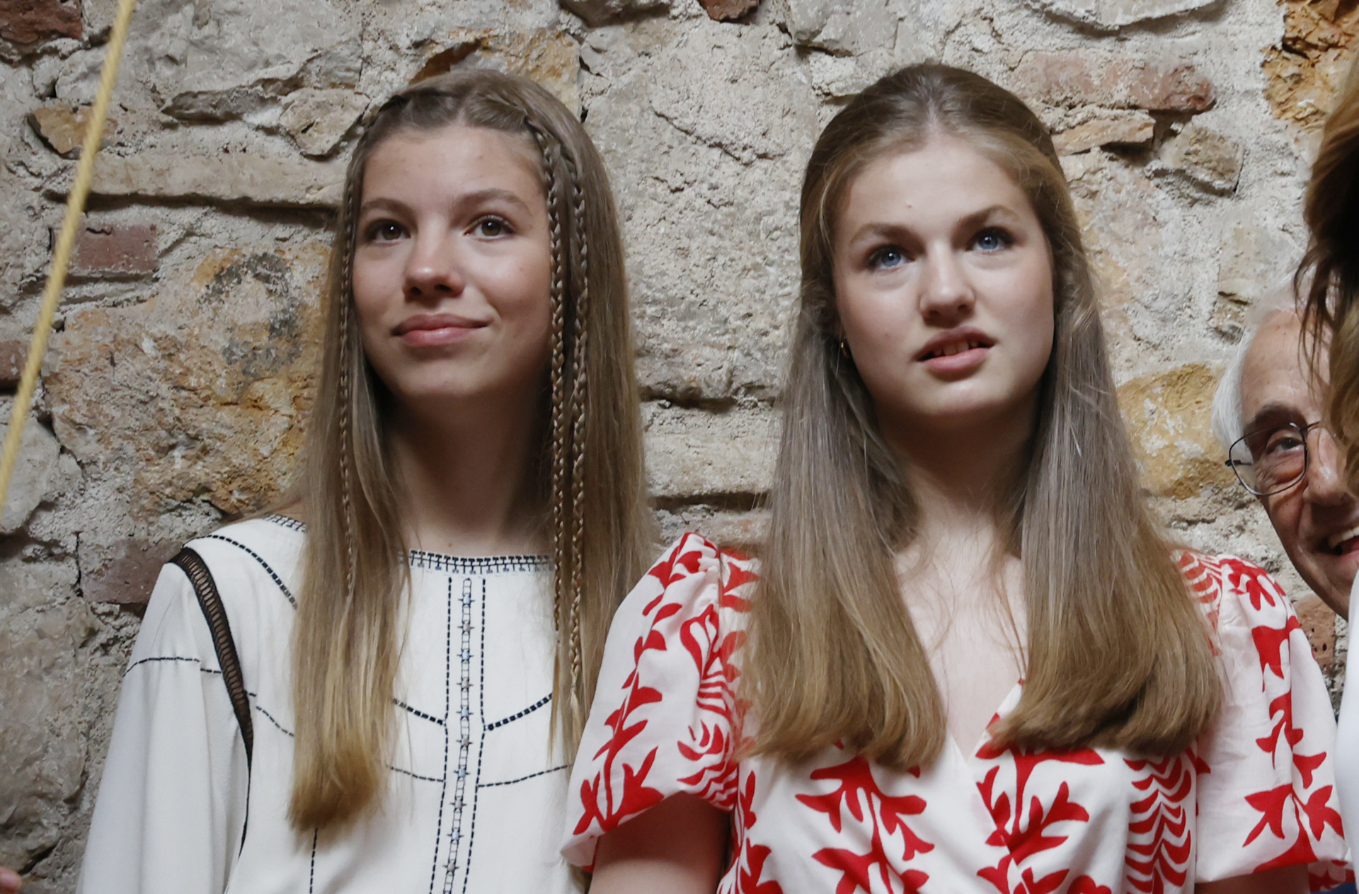 Mientras que la princesa Leonor se mantiene fiel a un estilo más clásico a la hora de apostar por un peinado, la infanta Sofía opta por probar nuevas tendencias como estas trenzas baby braids en Girona.