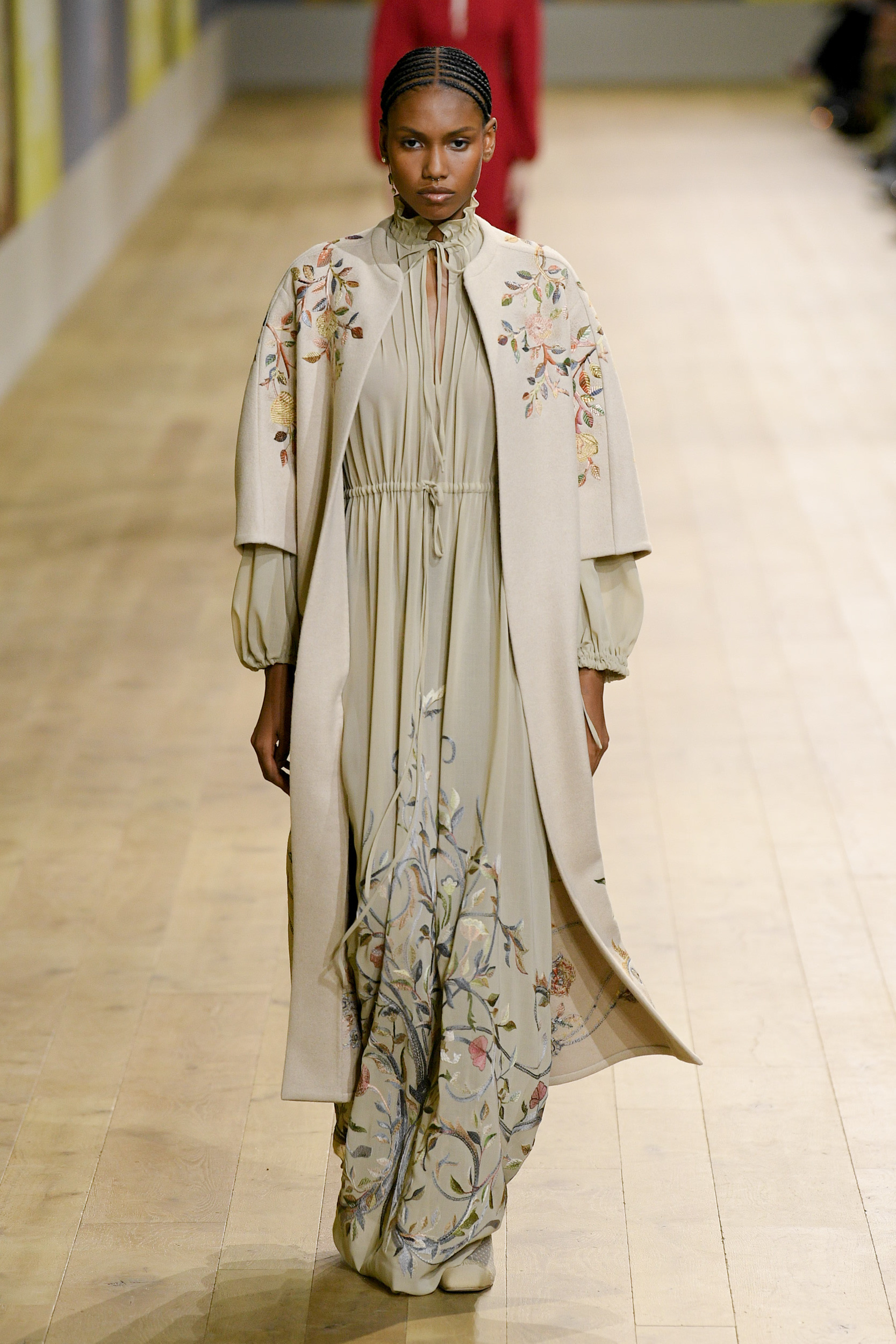 Vestido largo y abrigo bordado, de Alta Costura de Dior.