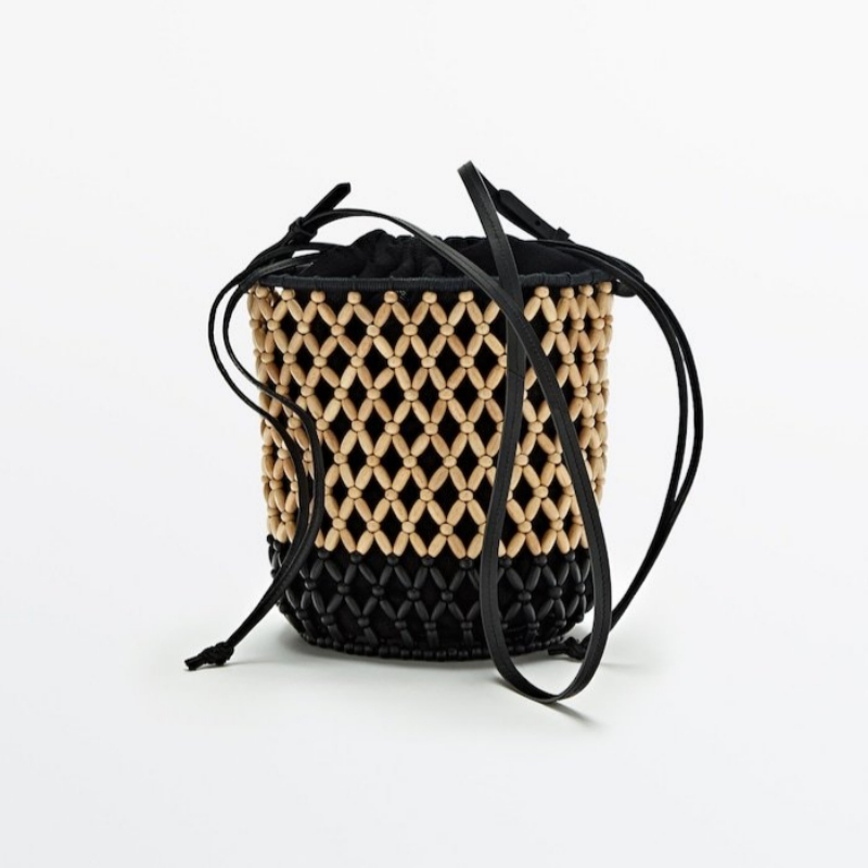 Bolso tipo saco madera de Massimo Dutti (99,95 euros).