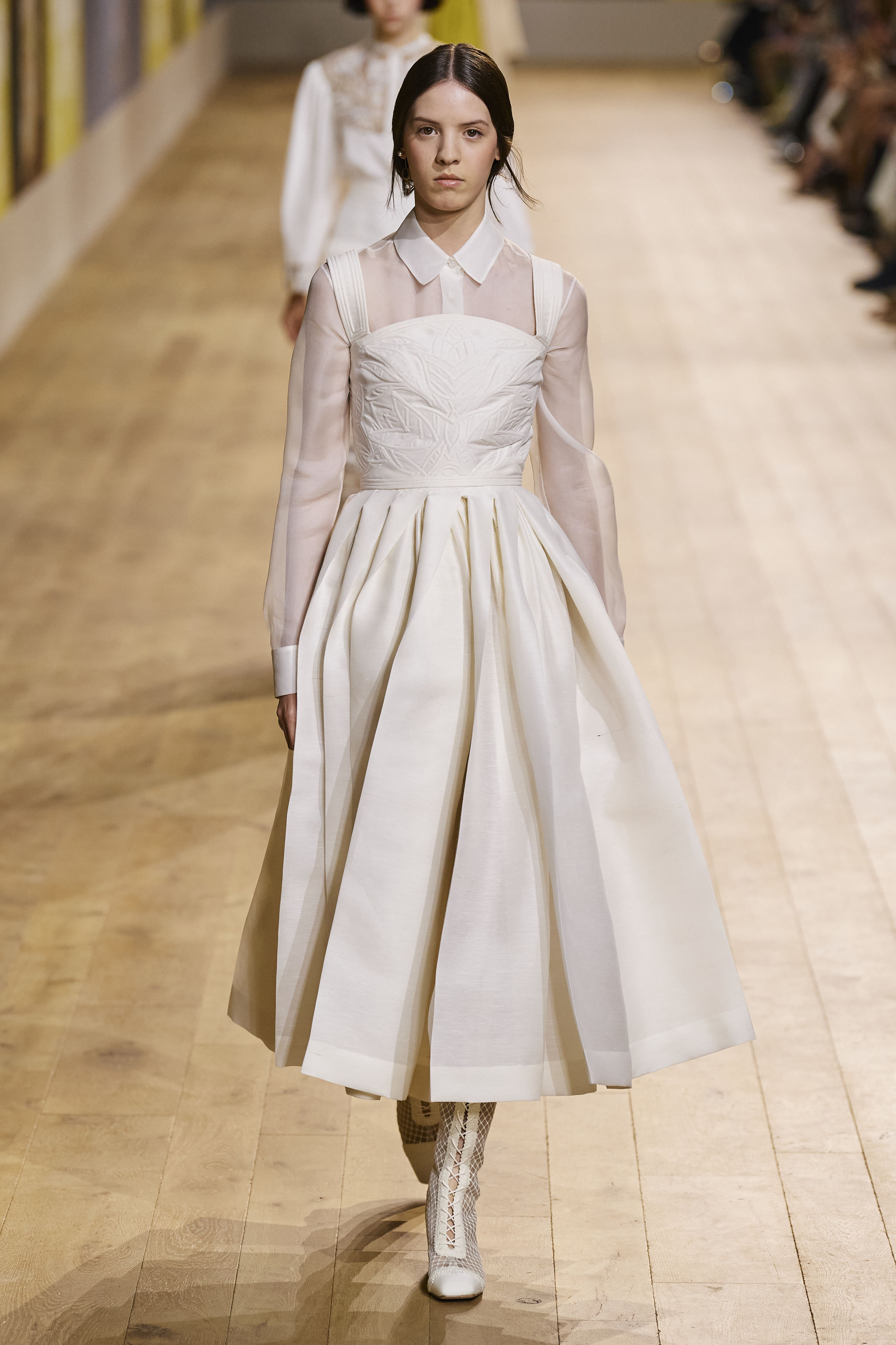 Vestido camisero de la colección Costura de Dior otoño-invierno 2022/23.