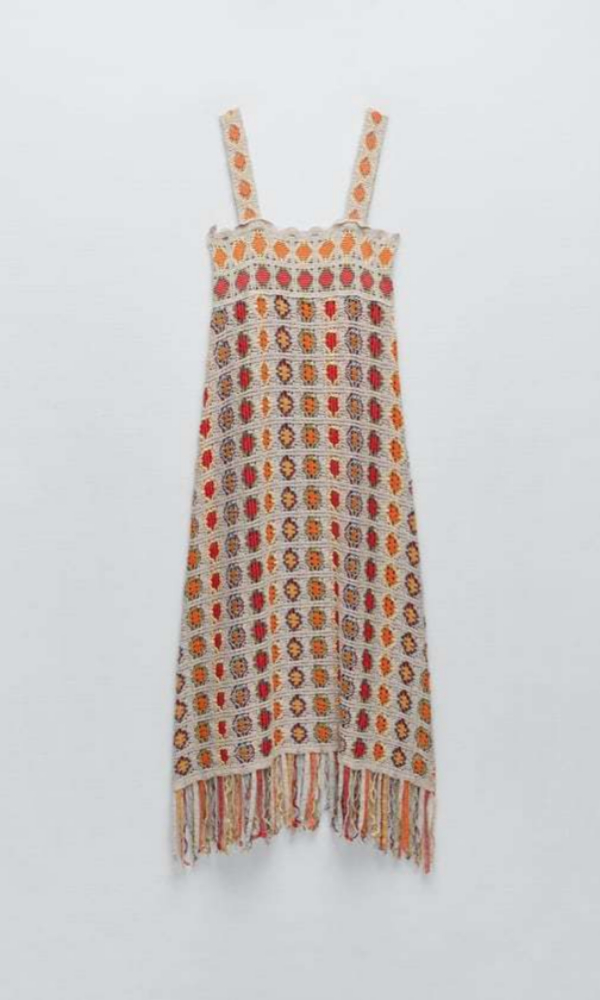 Vestido crochet estampado de Zara (29,95 euros).