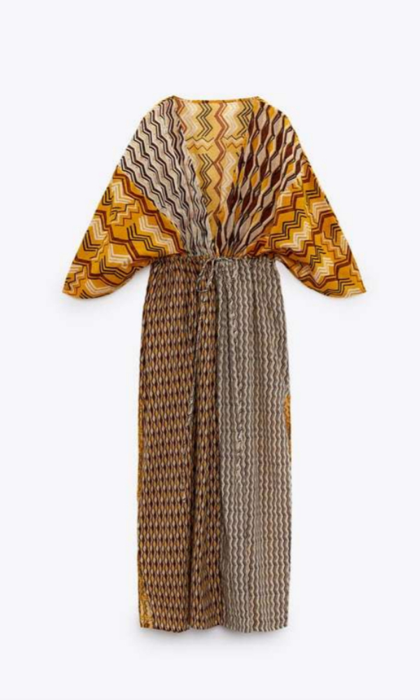 Vestido estampado frunce de Zara (39,95 euros).