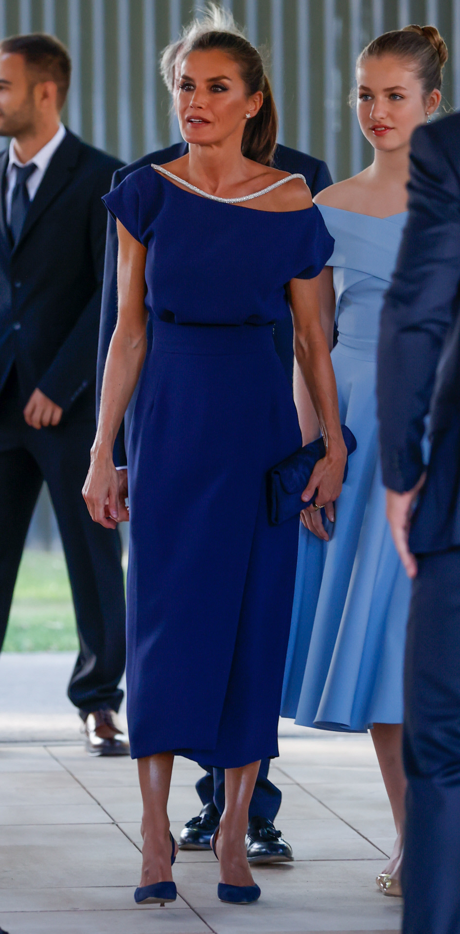En los Premios Princesa de Girona, la reina Letizia parece haber recurrido a los aceites iluminadores corporales o a cremas hidratantes luminosas, sobre todo en la zona de las piernas y tobillos.
