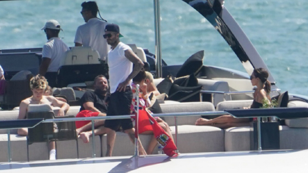 David y Victoria Beckham junto a sus hijos en el yate donde pasaron unos días de vacaciones en Miami.